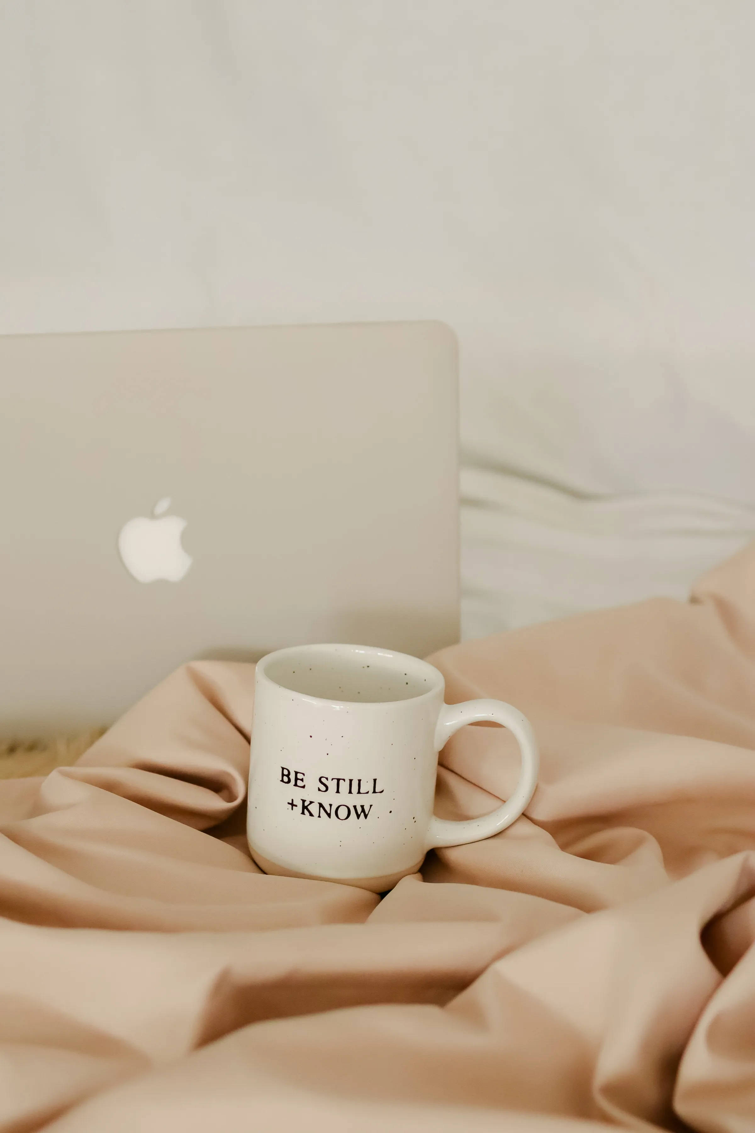 Matchende kaffekopp og laptops along Bakgrunner