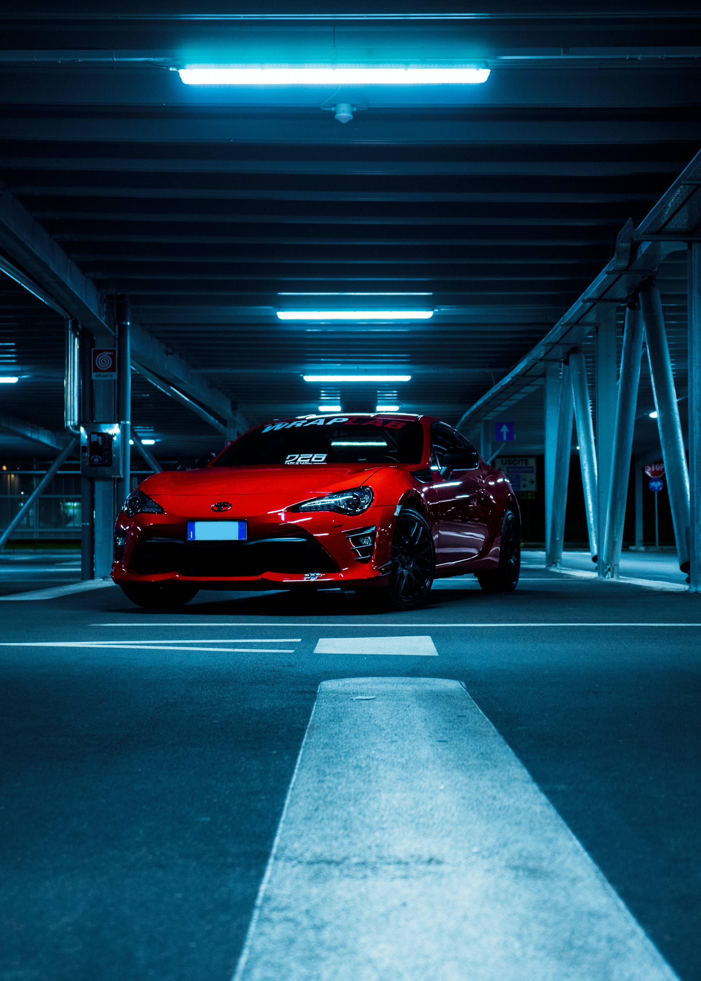 Metallisk rød Toyota-bil Bakgrunner
