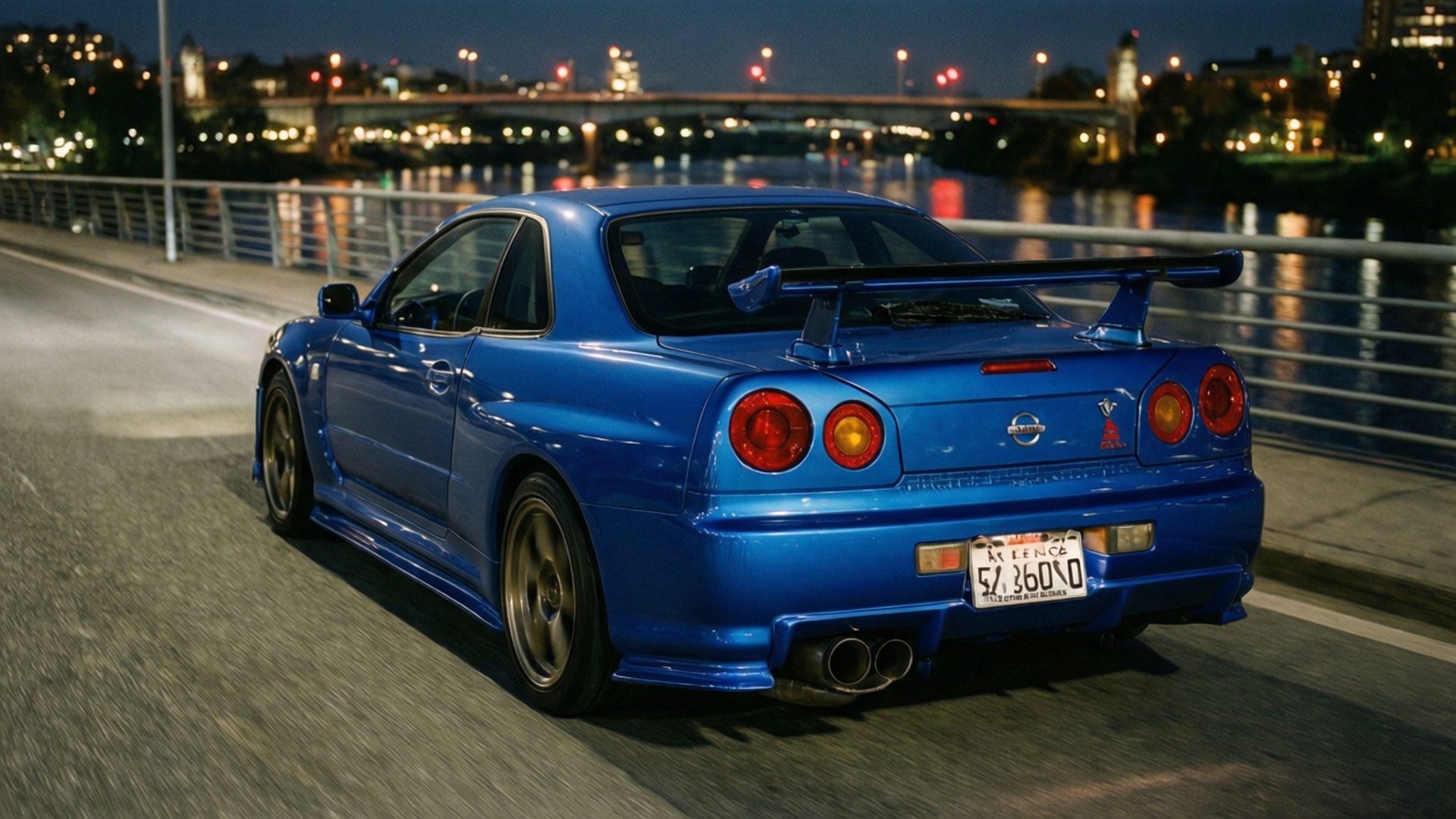 En blå Nissan GT-R på en bro om natten med byrefleksjoner. — Kule biler GIF Bakgrunner