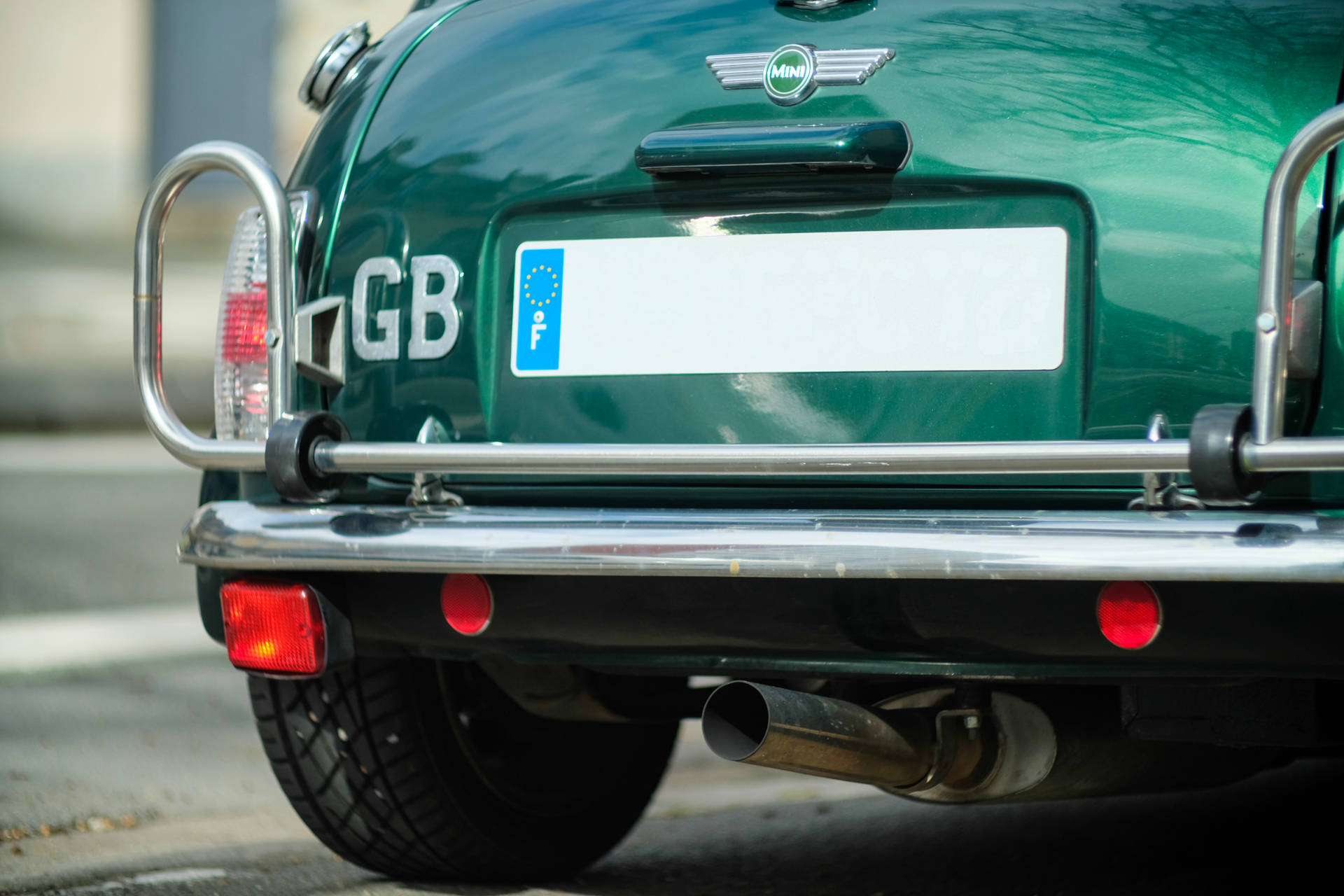 Mini Cooper-logo på baksiden av en grønn Mini Cooper-bil