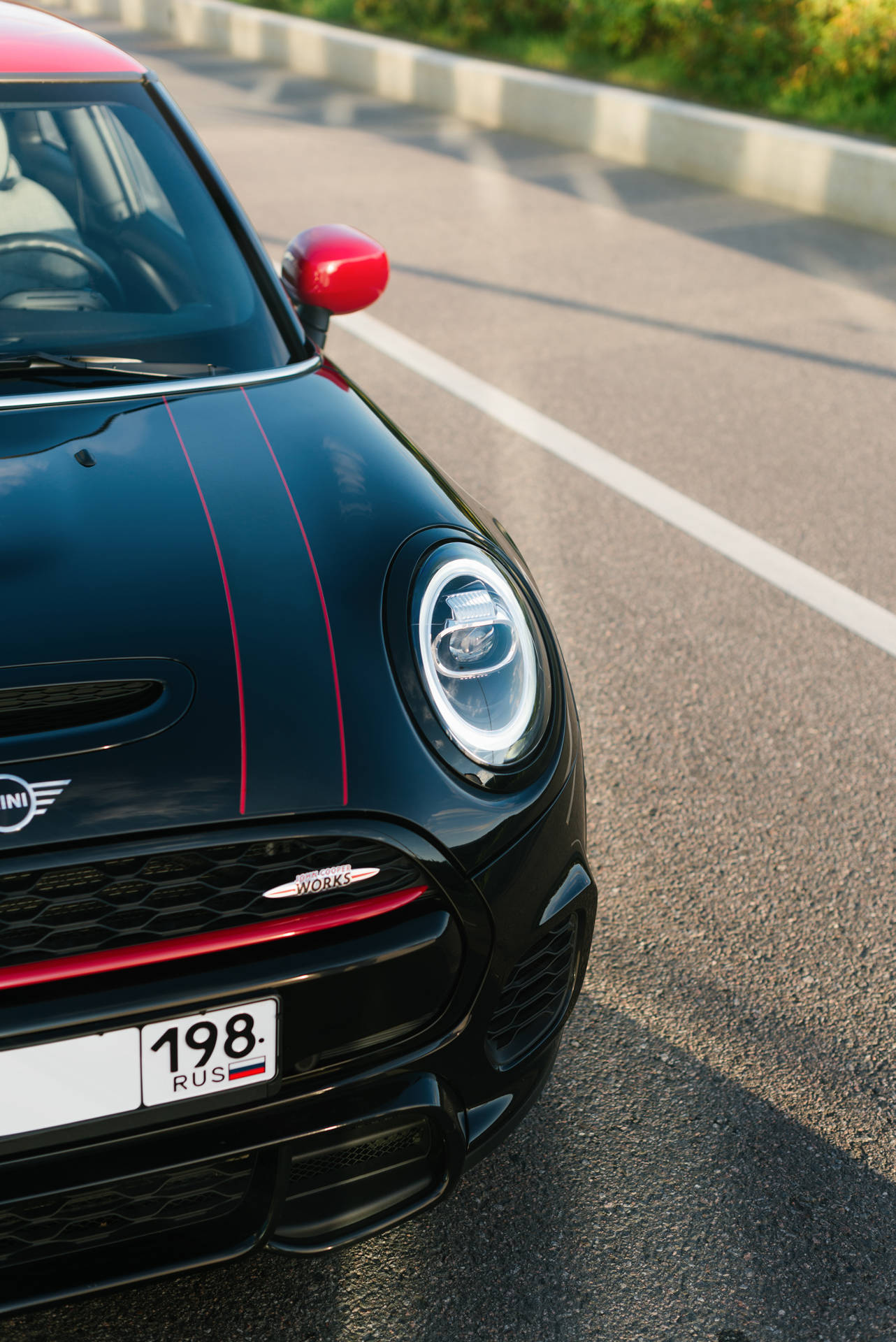 Mini Cooper-logo av en svart Mini Cooper-bil