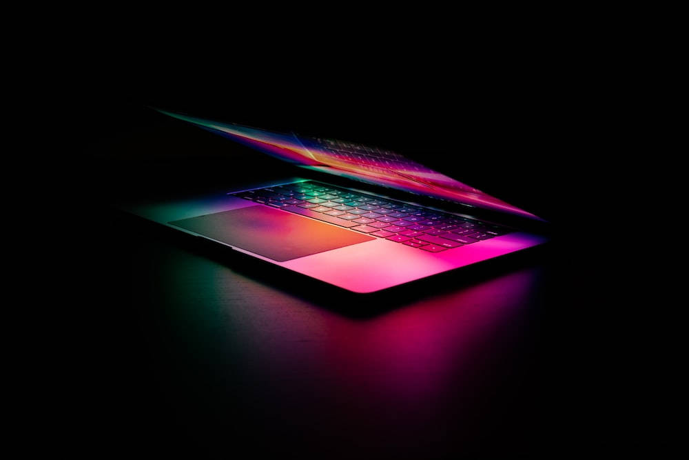 Minimalistisk beste laptop med rosa skjermlys Bakgrunner