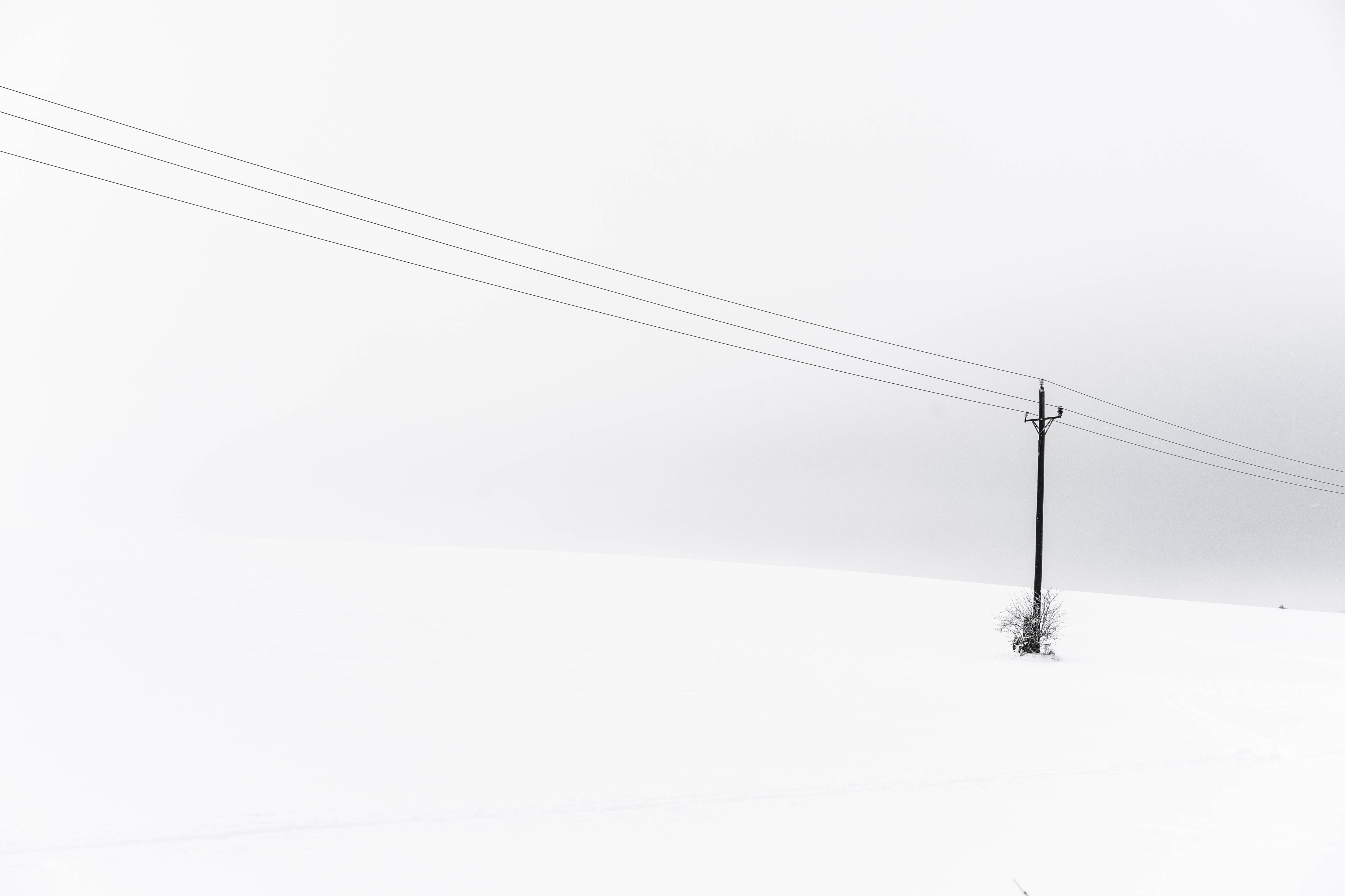 Minimalistisk estetisk skrivebordsbakgrunn med snødekt ås og kraftlinje Bakgrunner