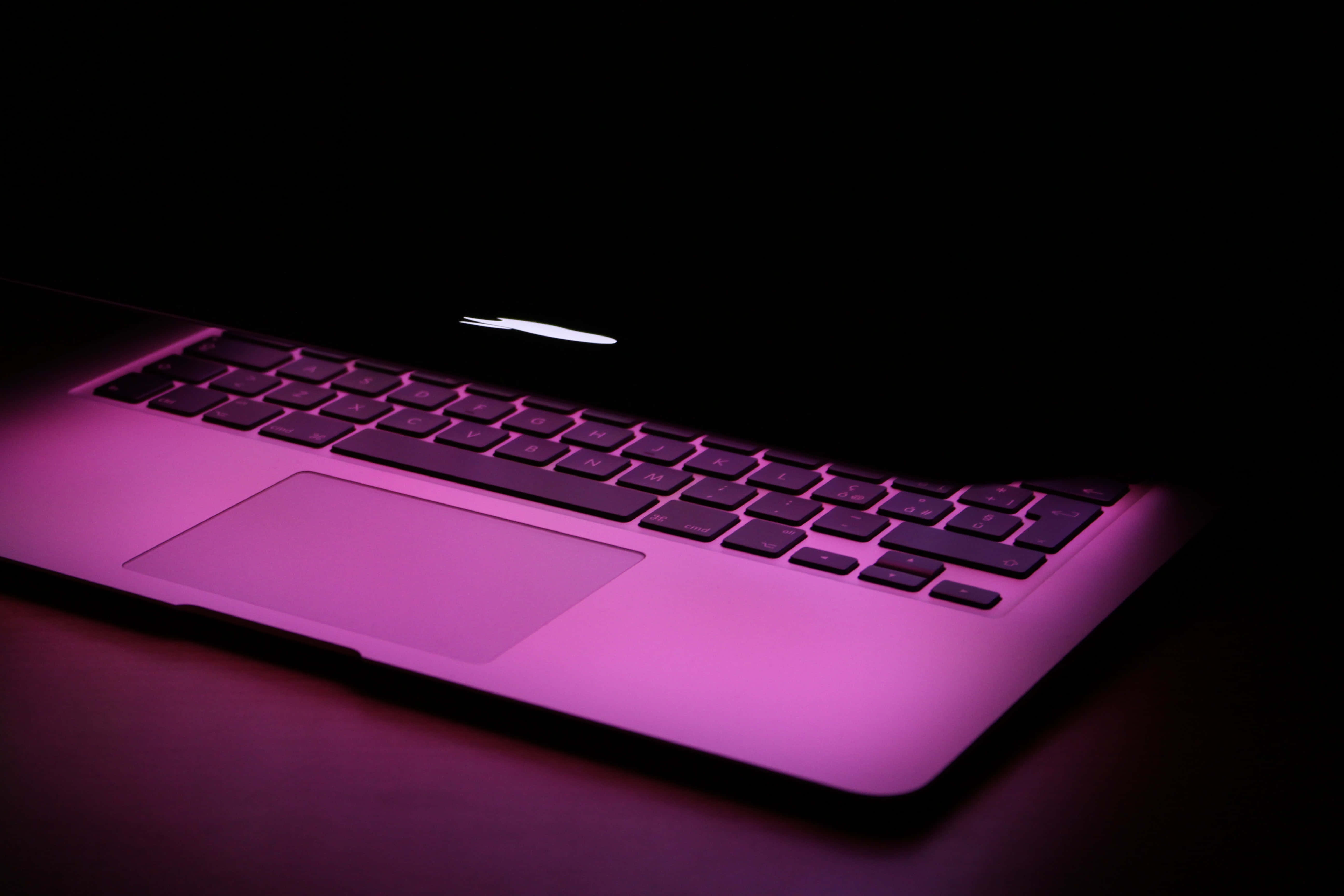 Minimalistisk estetisk design med en Macbook-laptop Bakgrunner