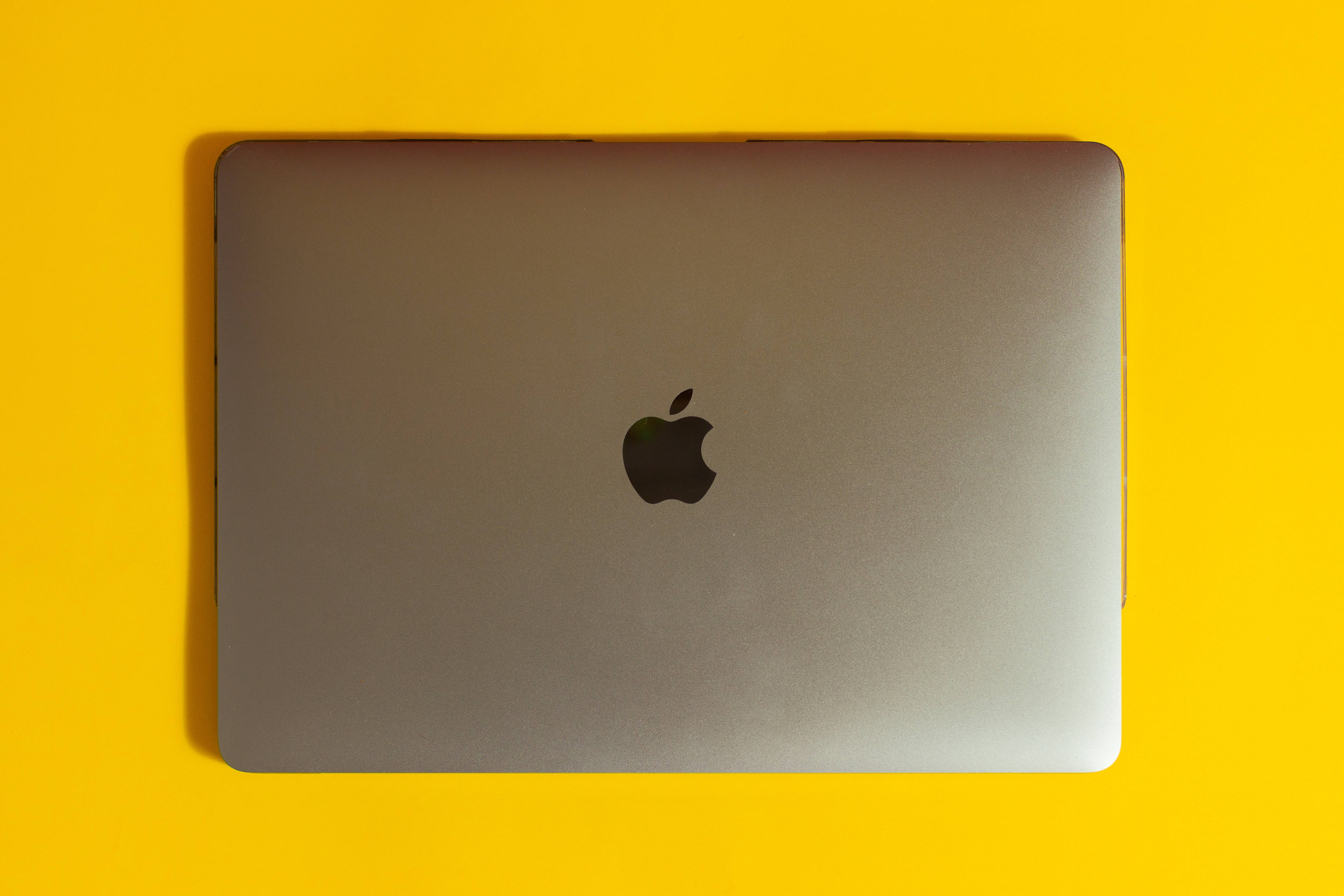 Minimalistisk Mac-arbeidsplass med et snev av eleganse Bakgrunner