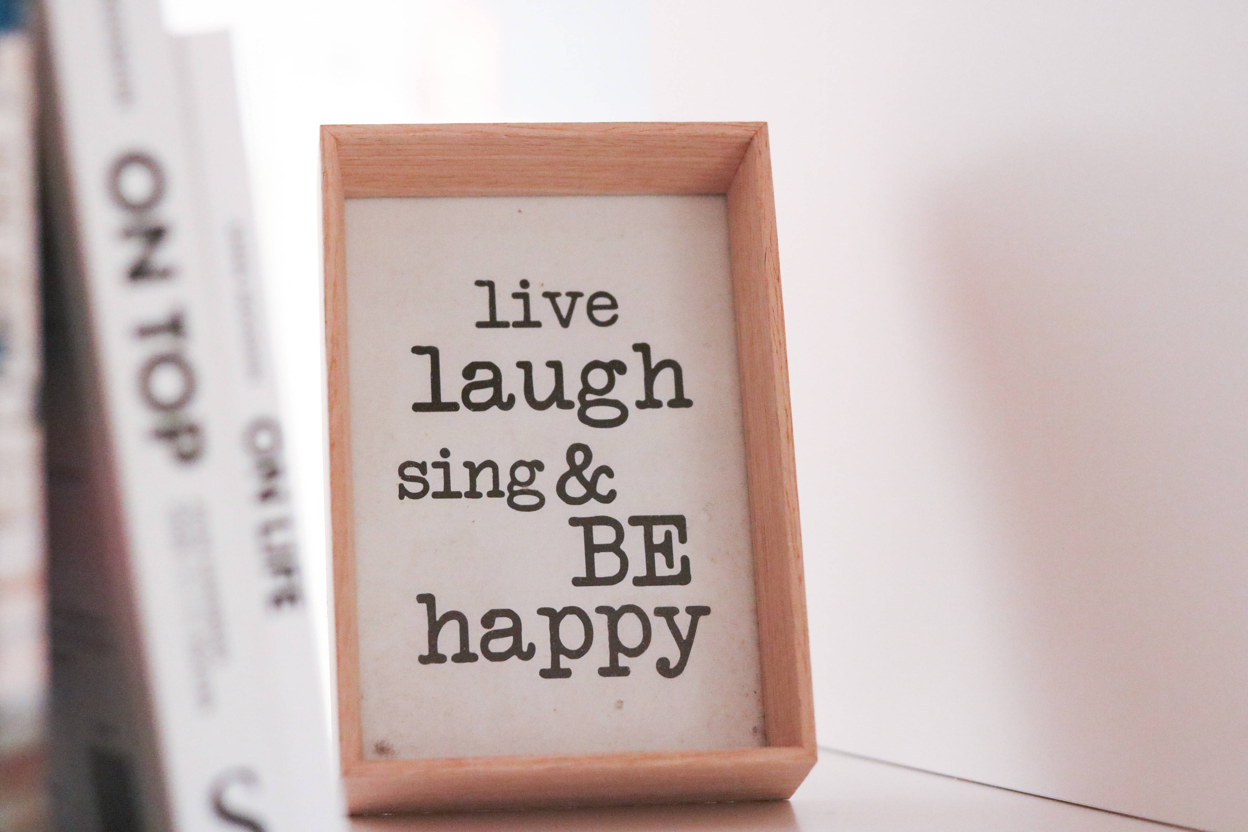 Minimalistisk Tre Happy Ramme Bakgrunner