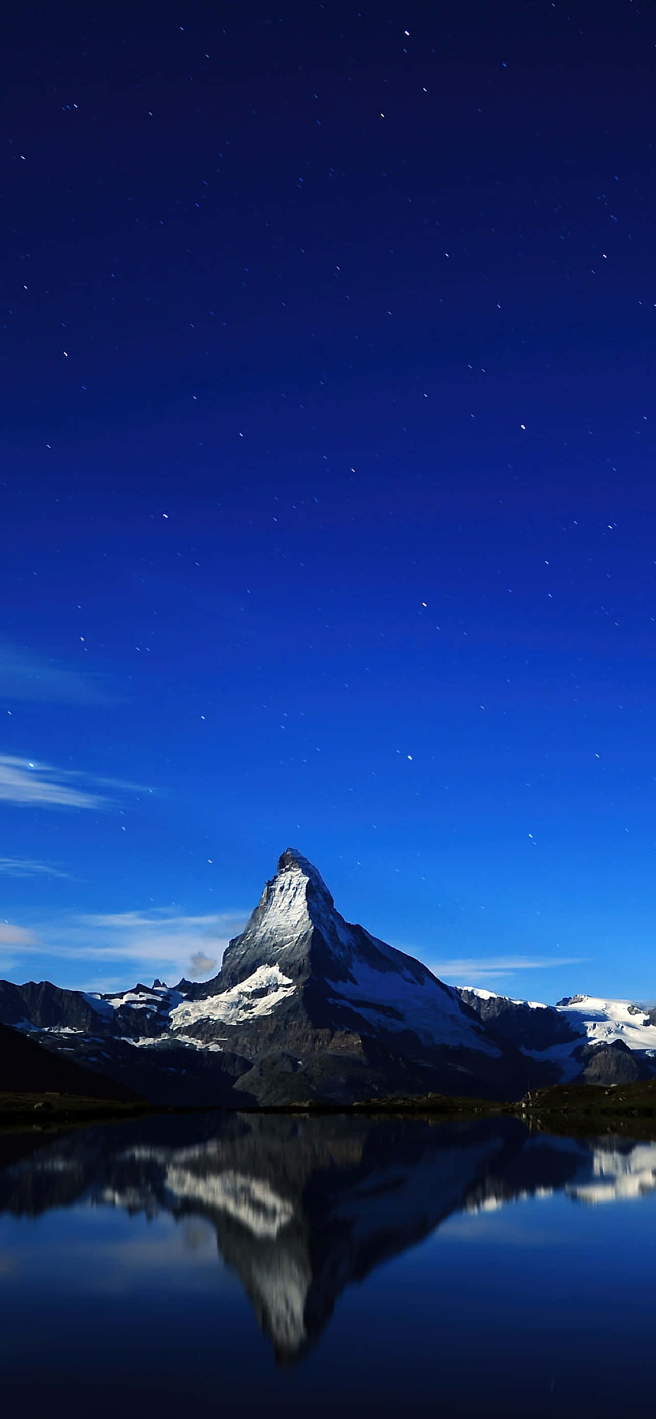 Mørk blå stjernehimmel over Matterhorn Bakgrunner