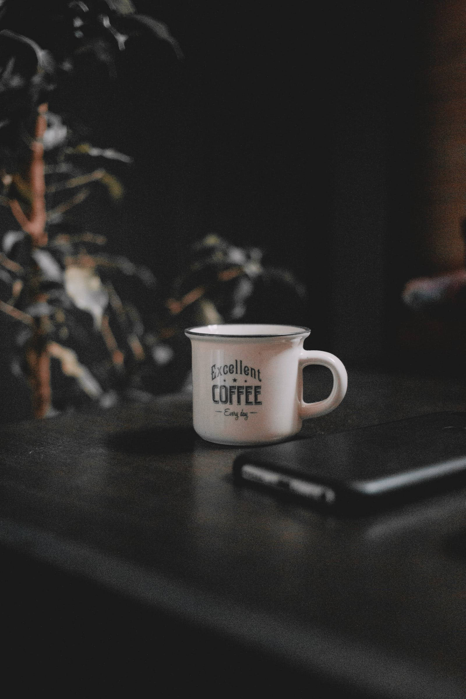 Mørk iPhone-enhet og kaffe Bakgrunner