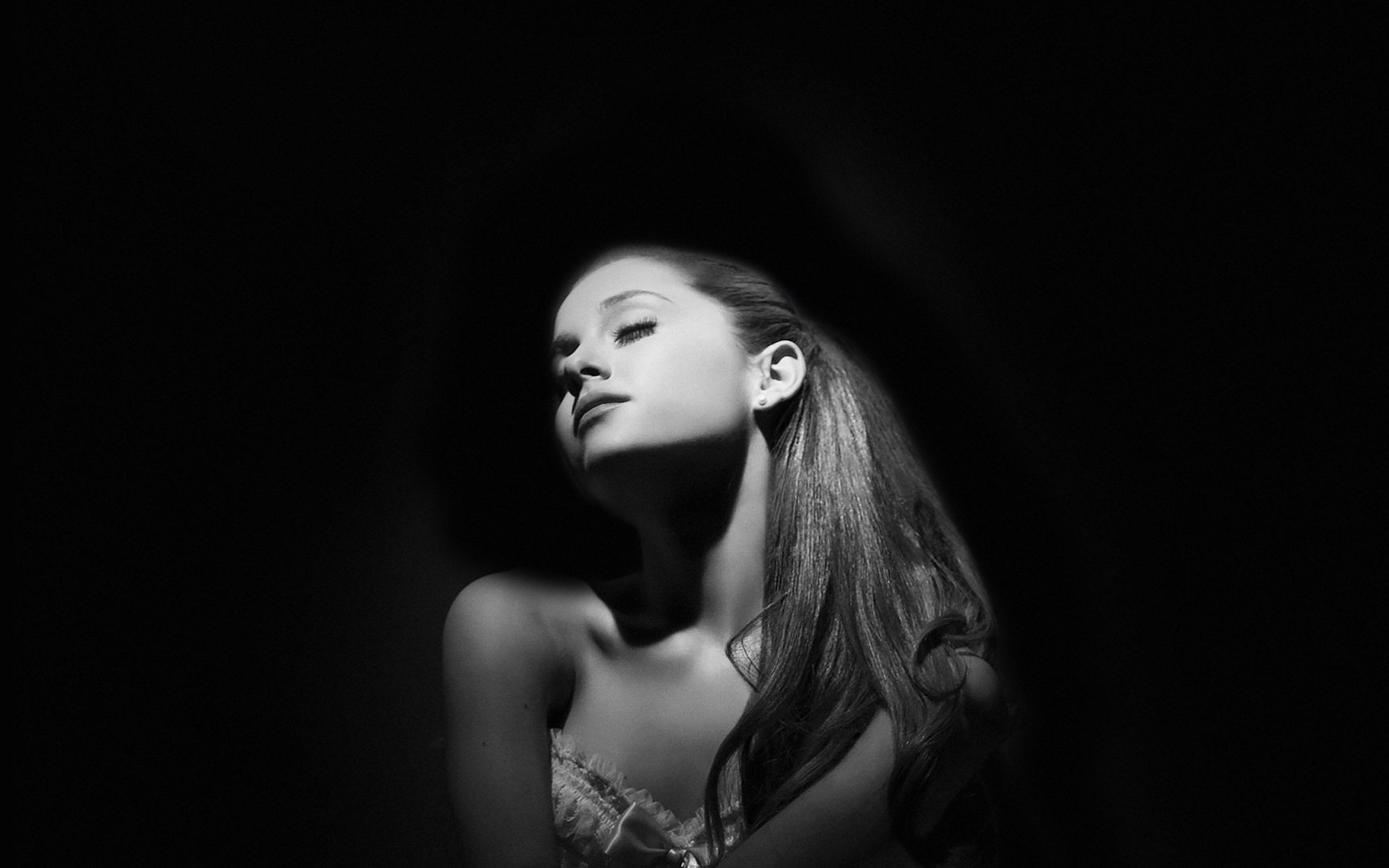 Mørk Laptop Ariana Grande Bakgrunner