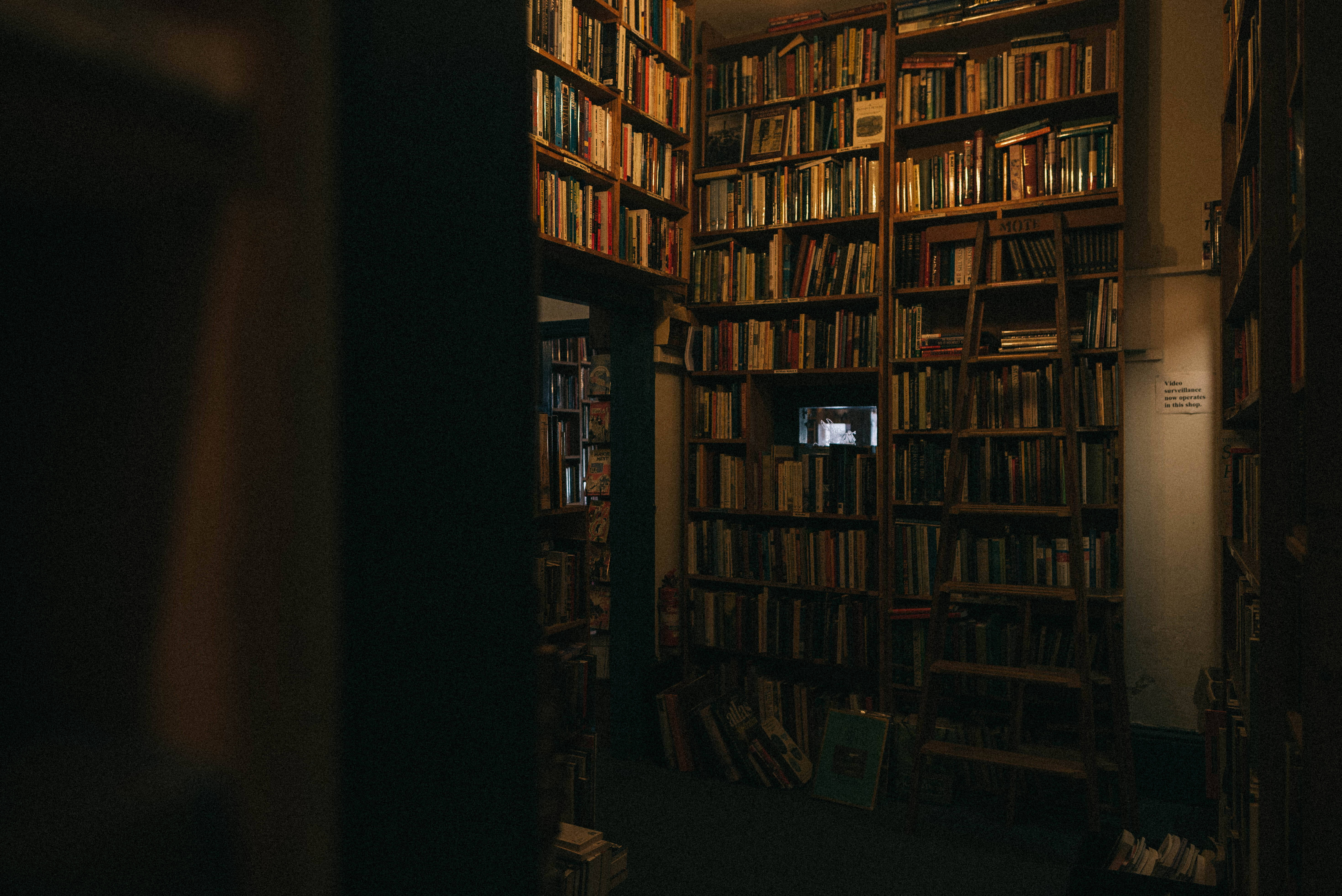 Mørkt bibliotek estetisk bok skrivebord Bakgrunner