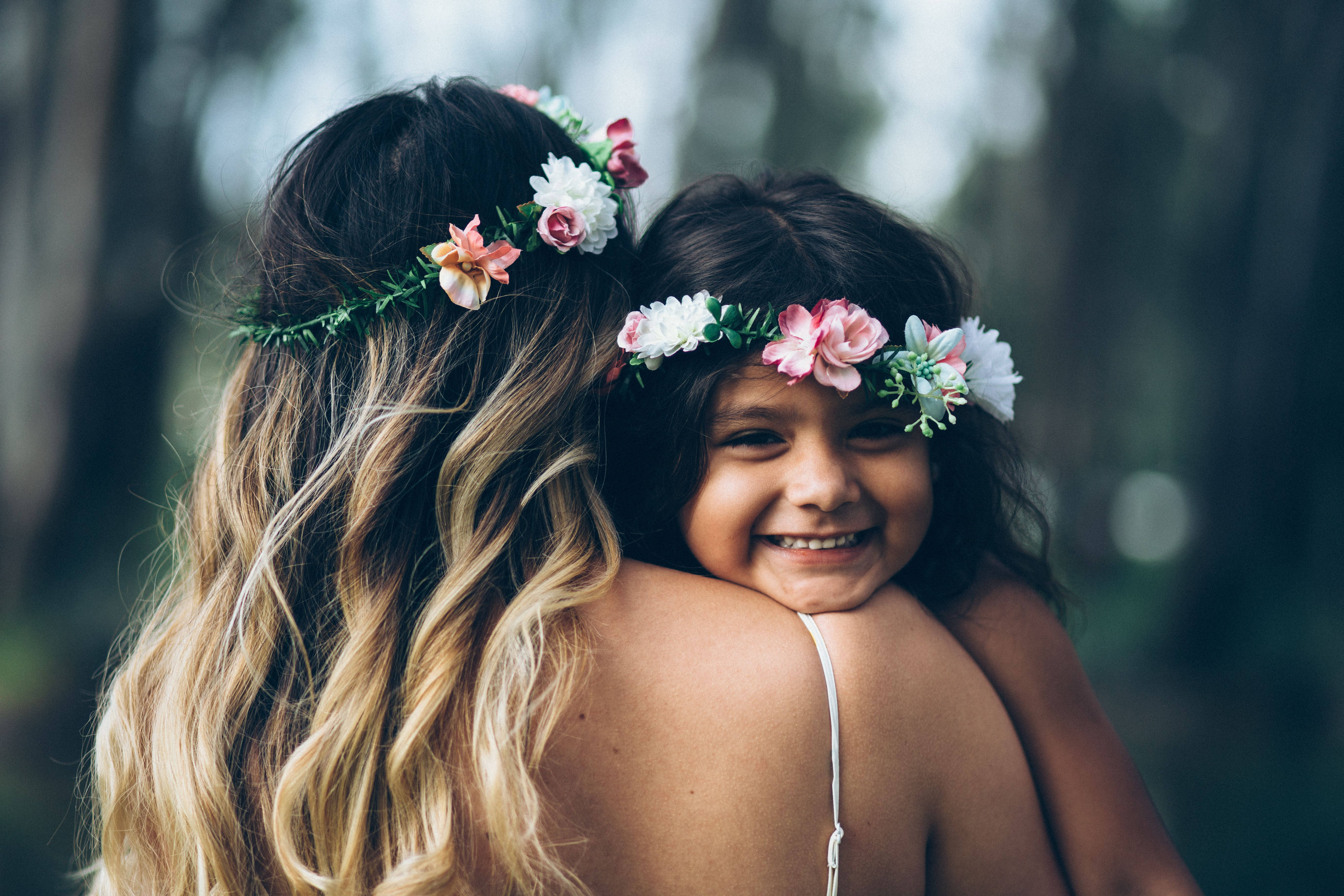 Mor og datter med blomsterkrans Bakgrunner