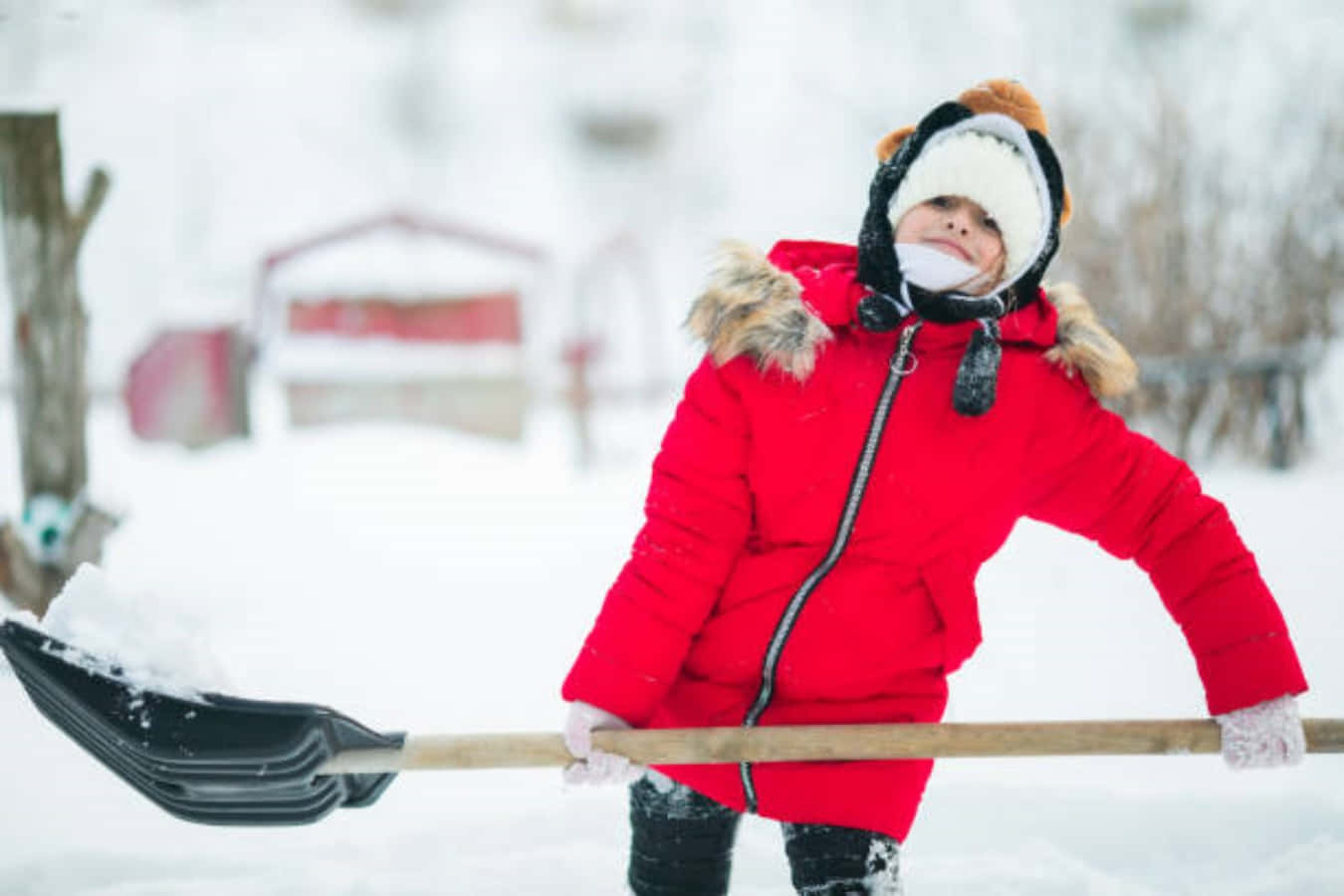 Morsomt bilde av jente med snøskuffe Bakgrunner