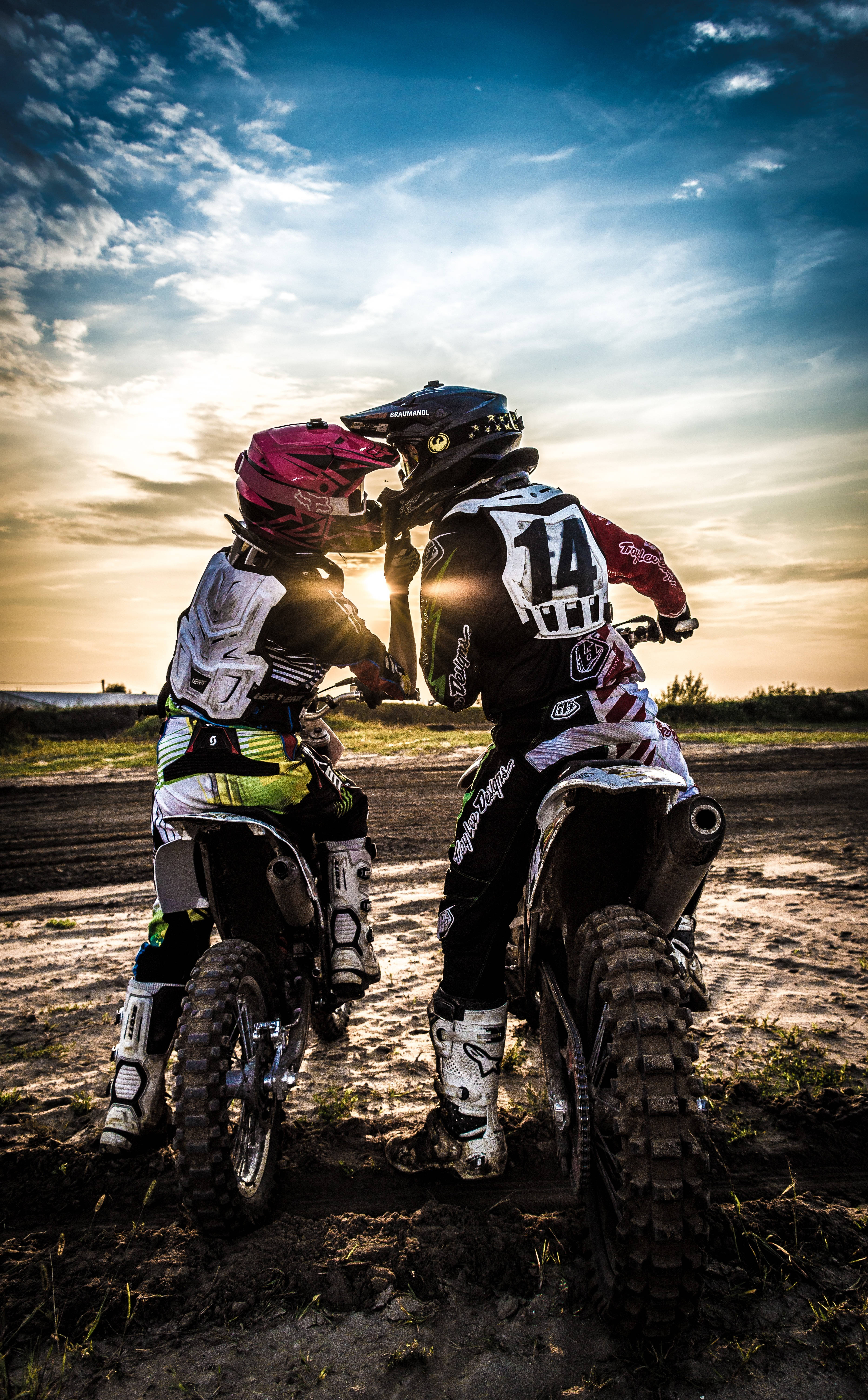 Motocross-sjåfører som snakker Bakgrunner