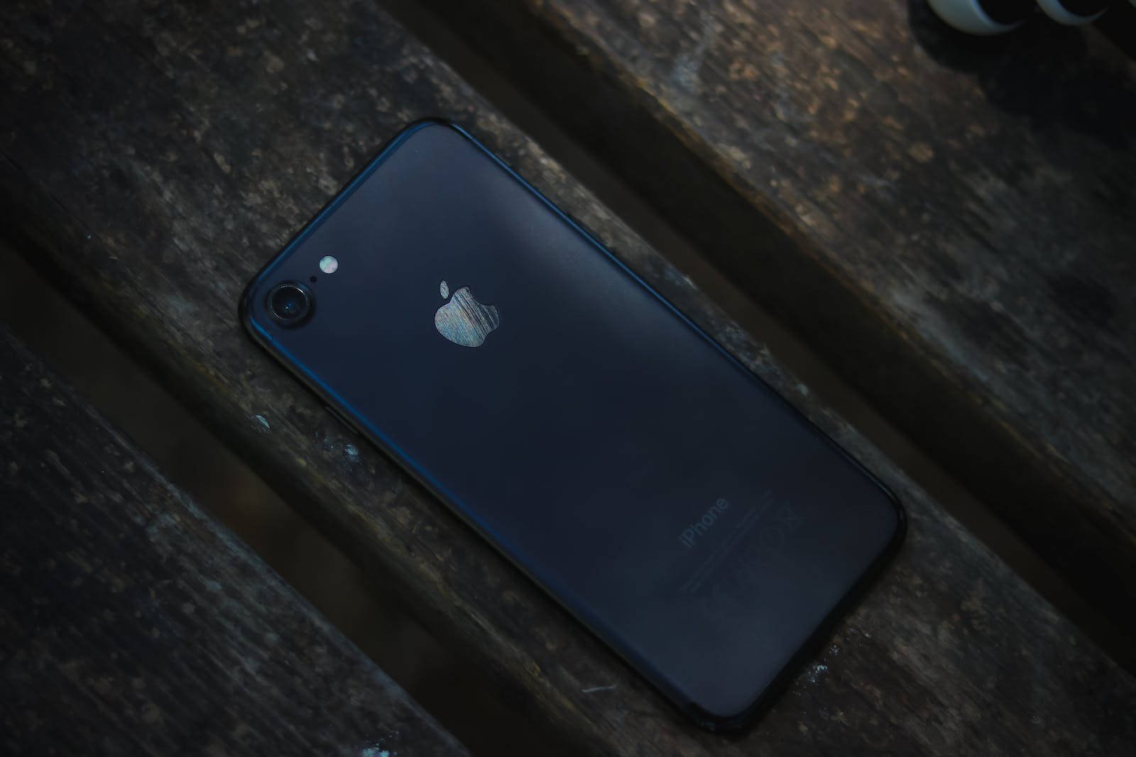 Mørk iPhone 7 på tre Bakgrunner