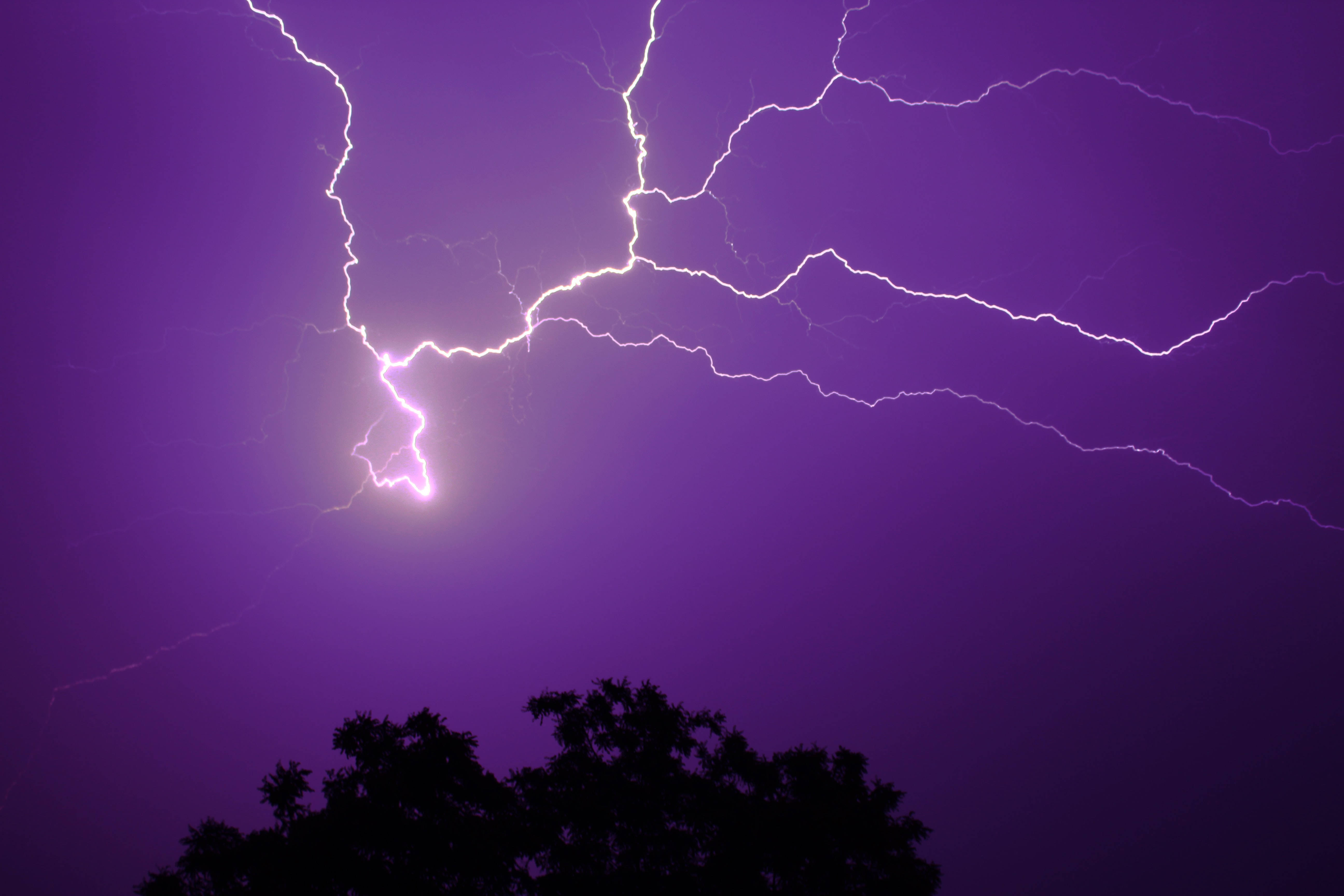 Mørk lilla estetisk himmel med torden Bakgrunner