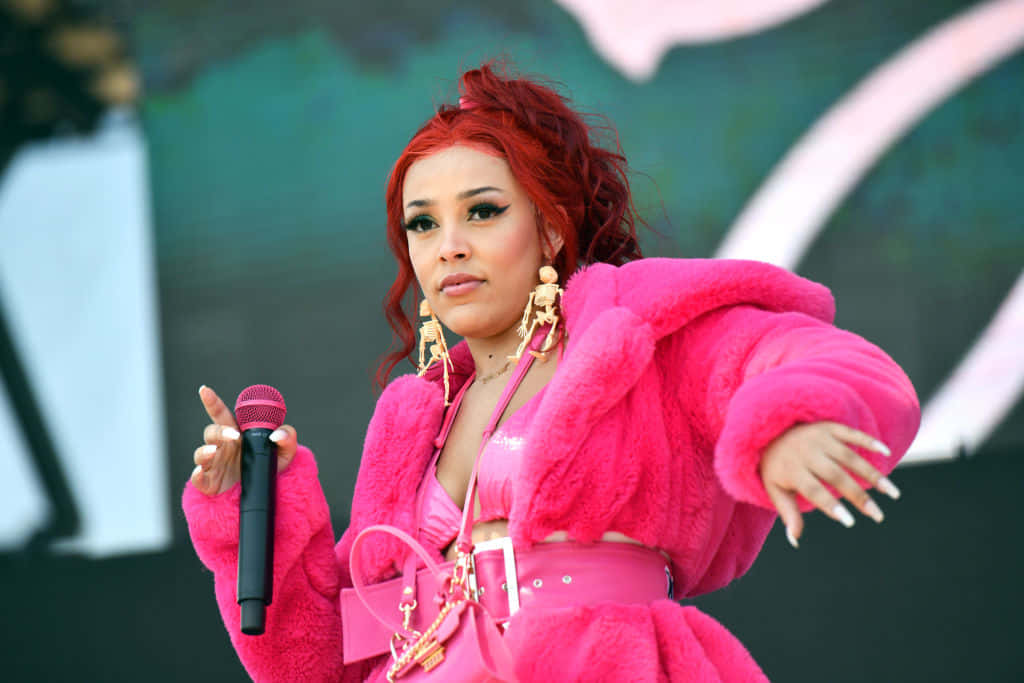 Musikeren Doja Cat i hjemmestudio Bakgrunner
