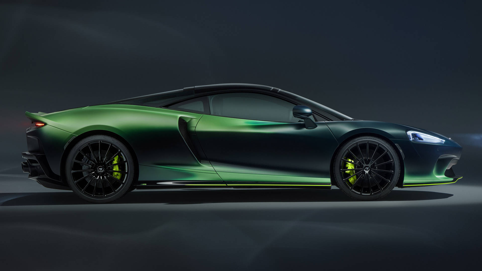 Mystisk eleganse av en McLaren GT Verdant i mørkt tema Bakgrunner