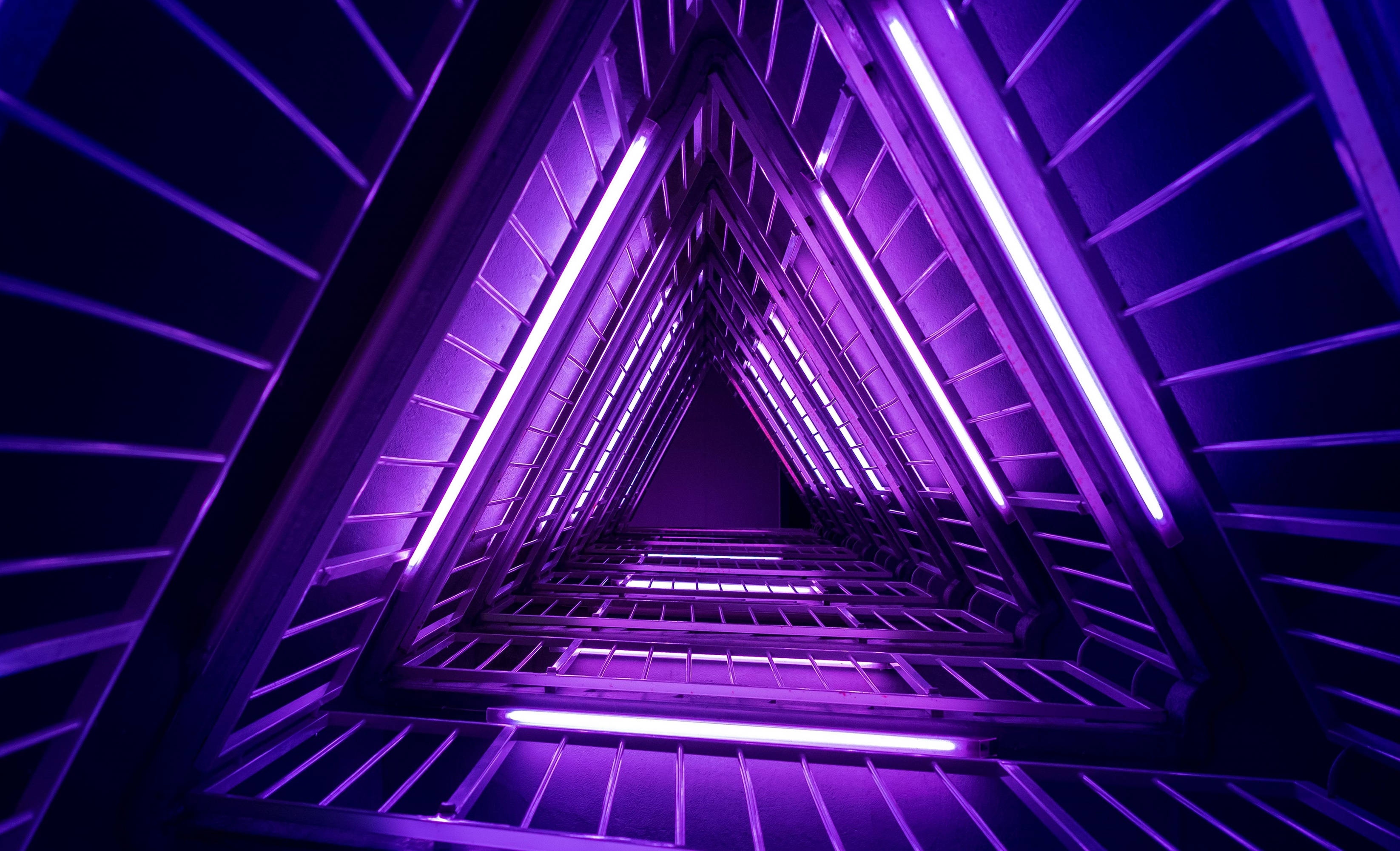 Neon lilla 4K trekanttunnel Bakgrunner
