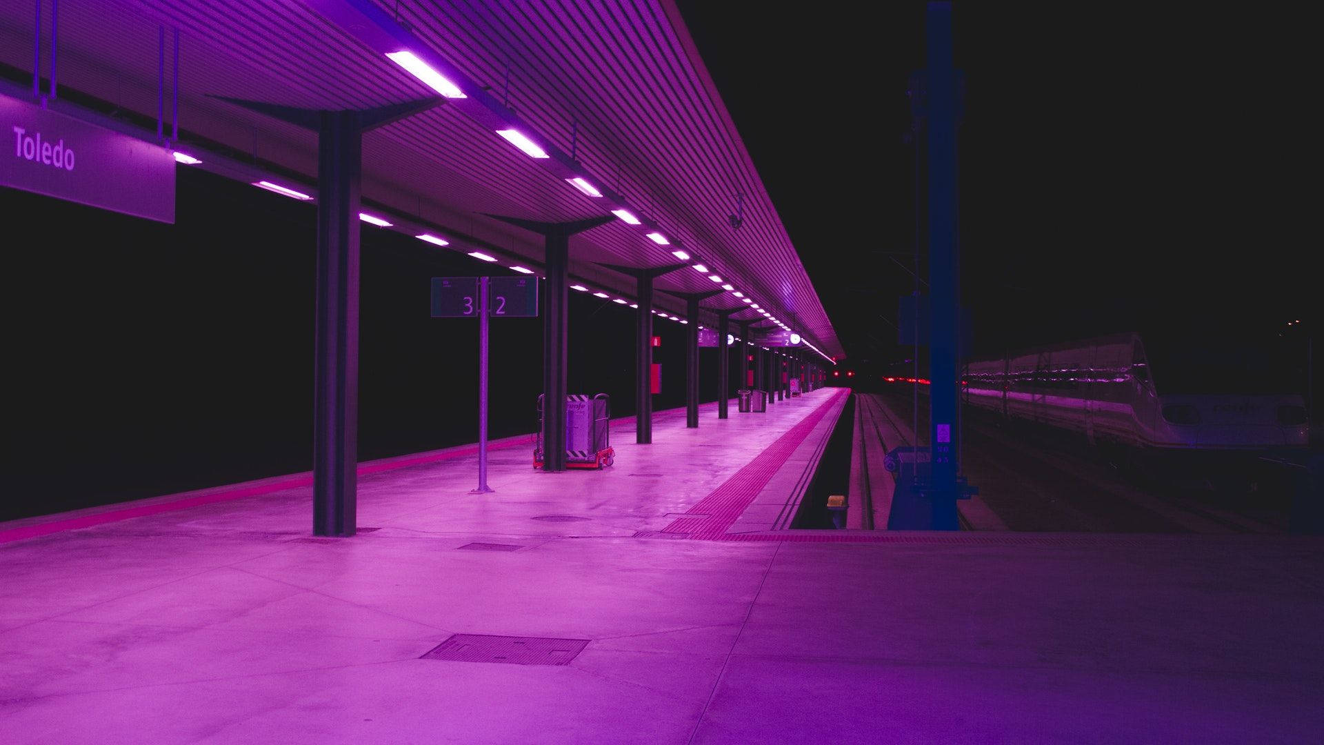 Neonrosa togstasjon Bakgrunner