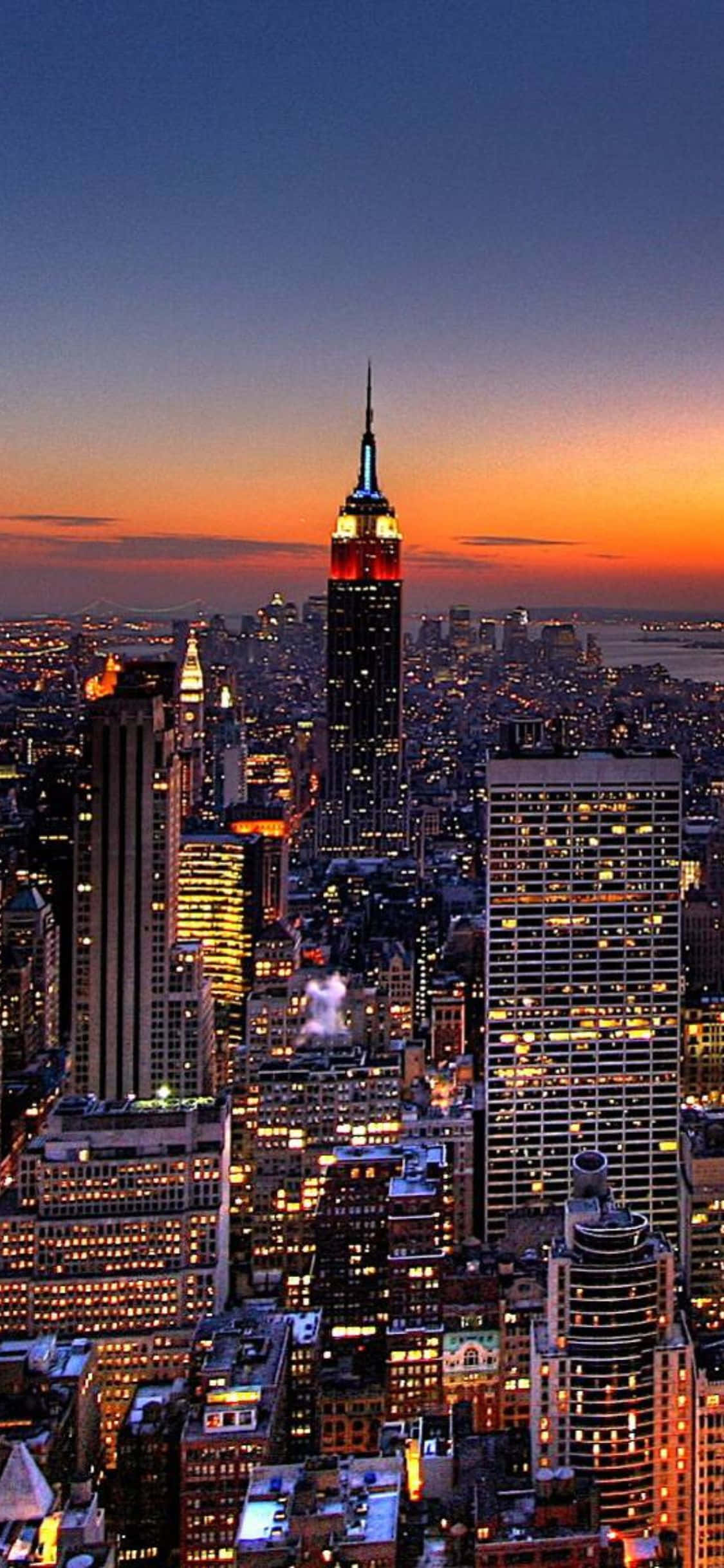 New Yorks horisont glitrer med silhuetten av en iPhone X Bakgrunner
