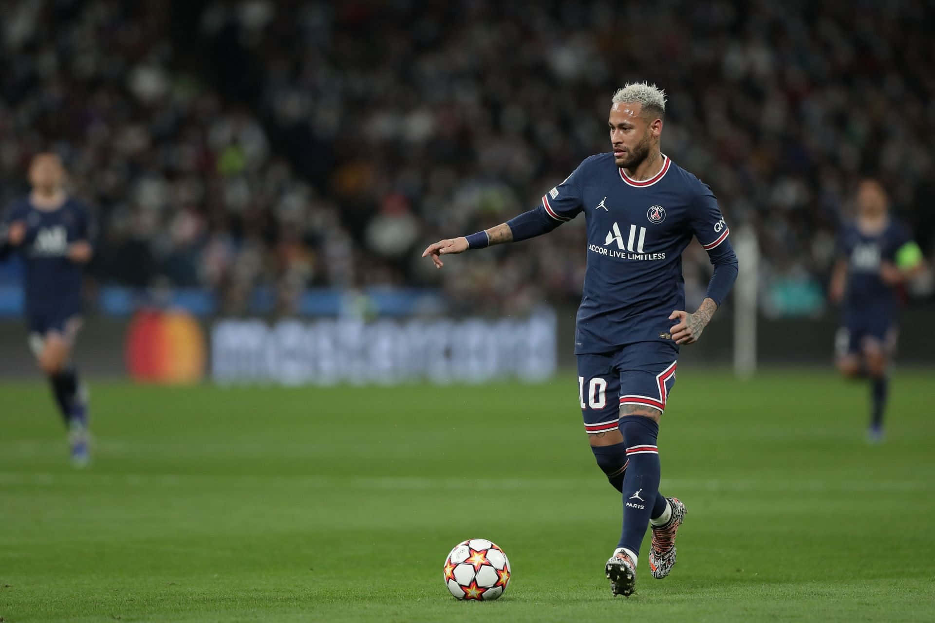 Neymar drible forbi en motstander. Bakgrunner