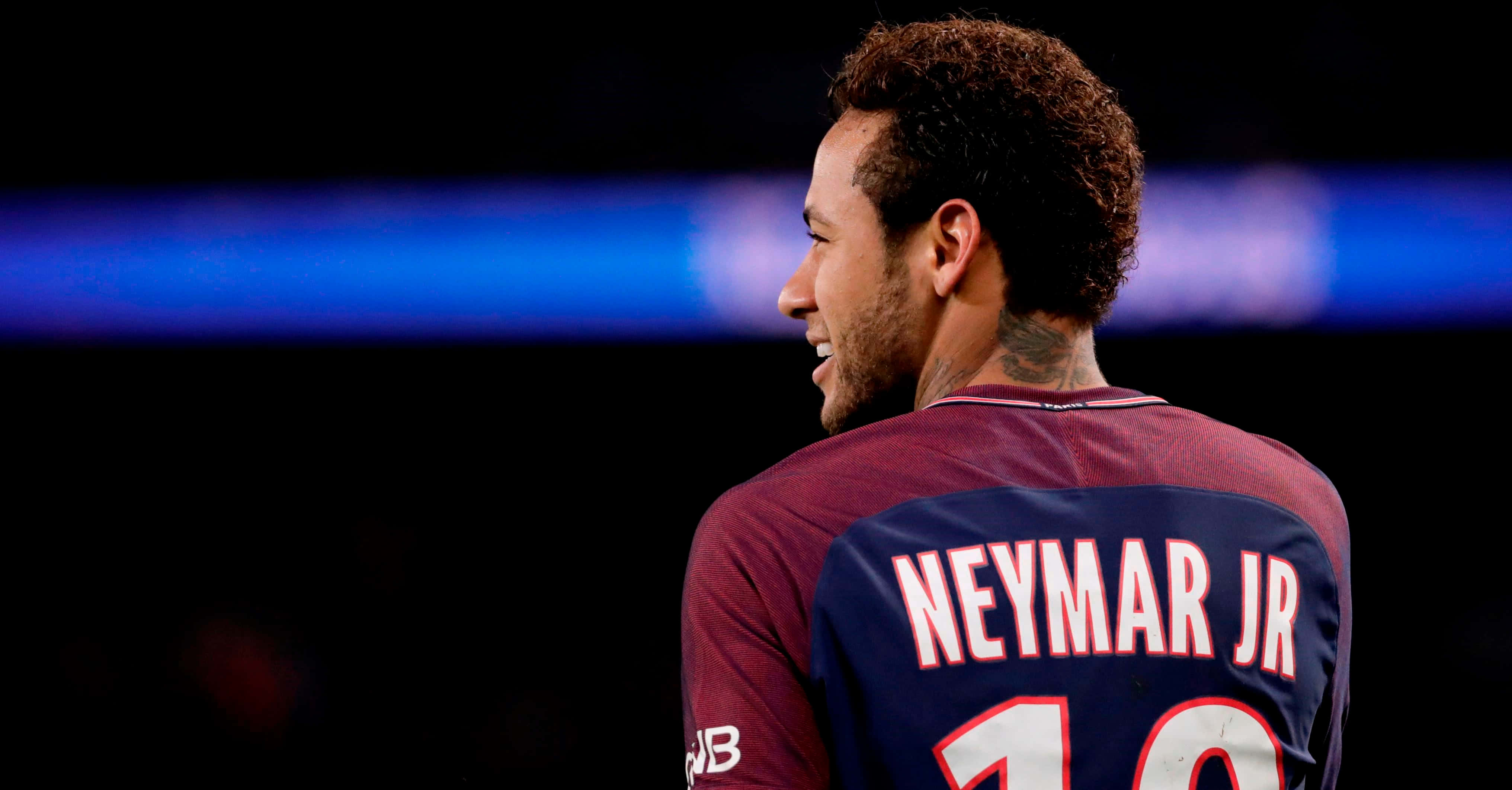 Neymar dribleterer ballen med dyktighet og balanse Bakgrunner