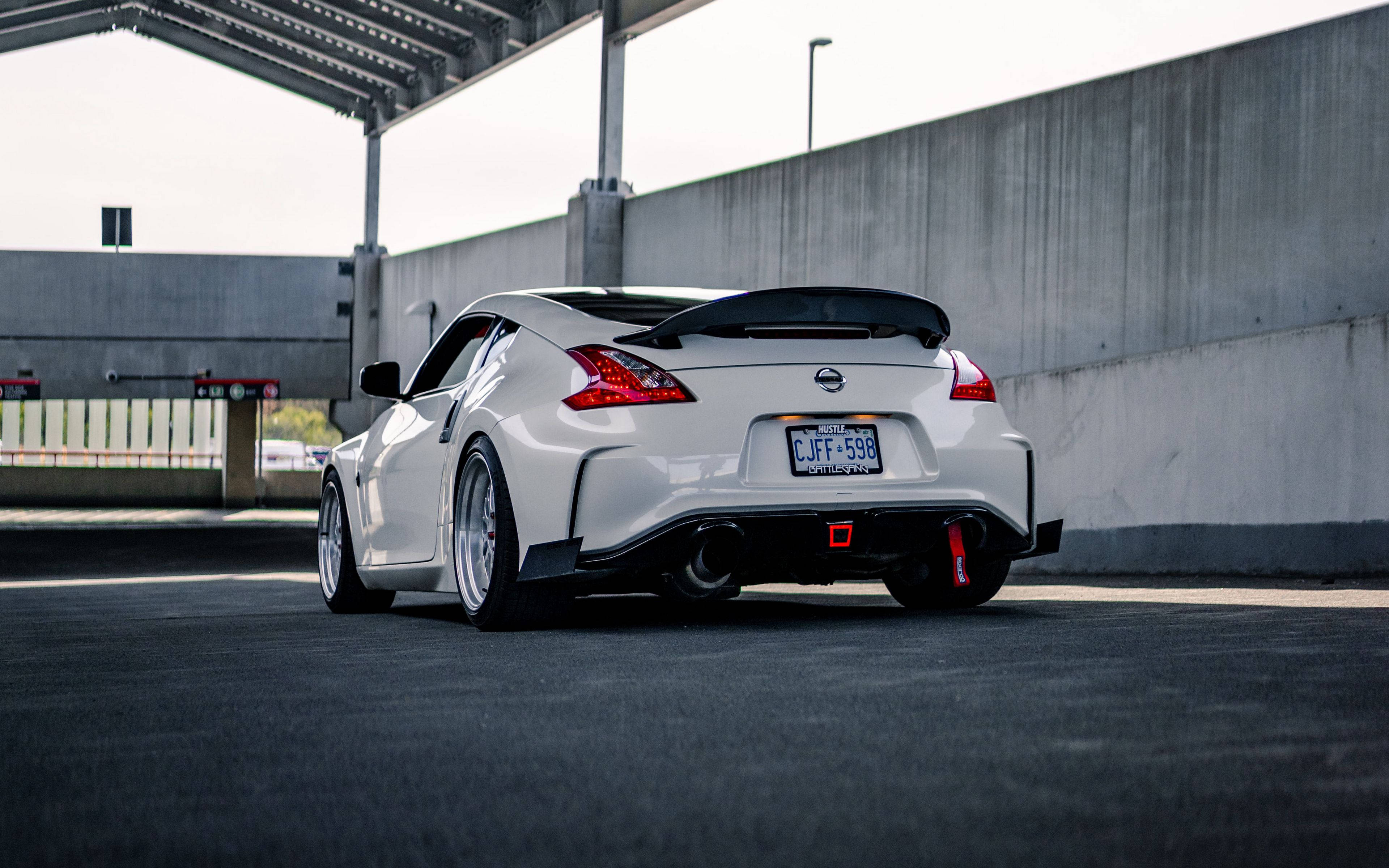 Nissan 370Z under et dekket parkeringshus Bakgrunner