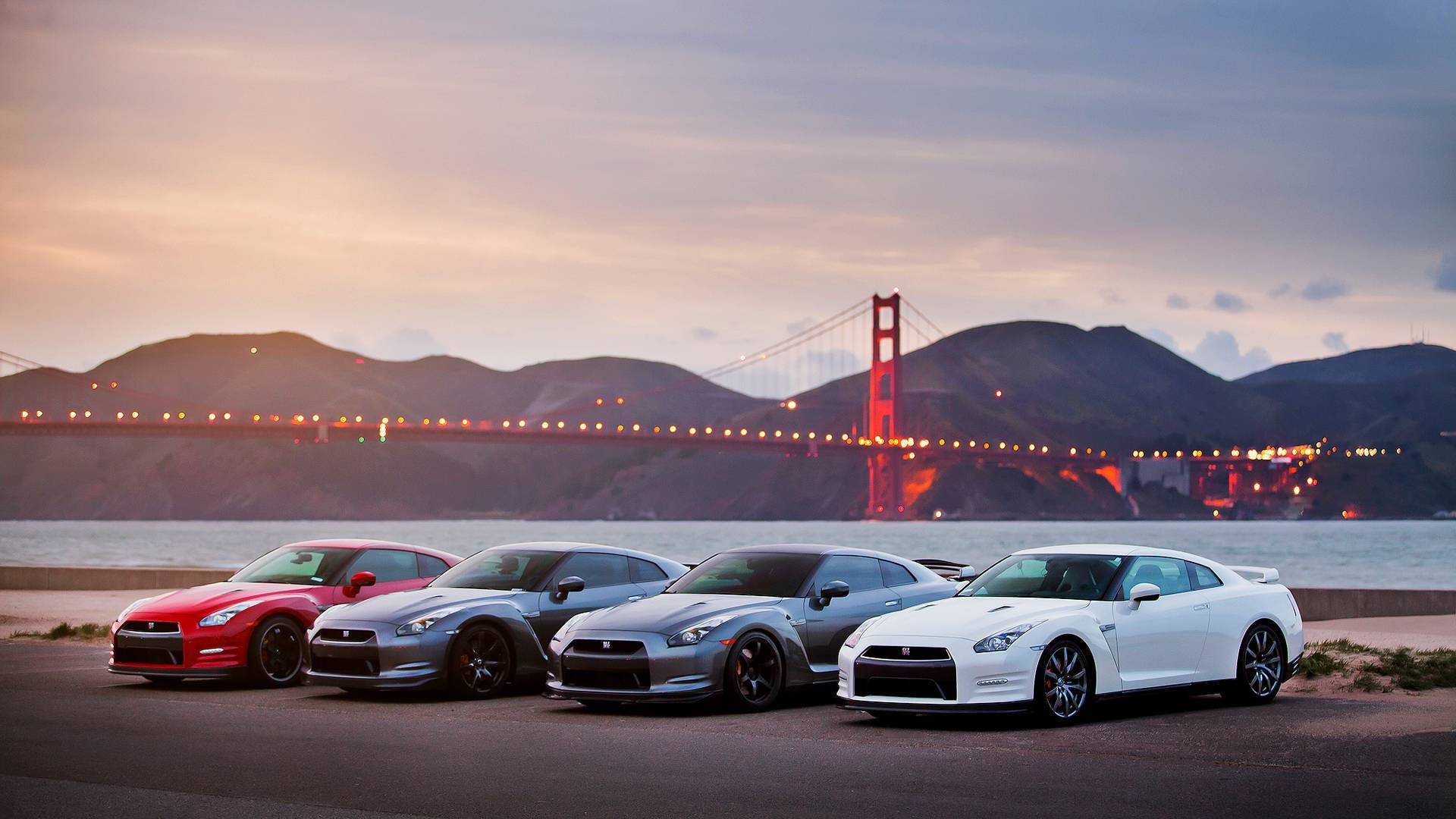 Nissan GTR-biler parkert nær sjøen Bakgrunner
