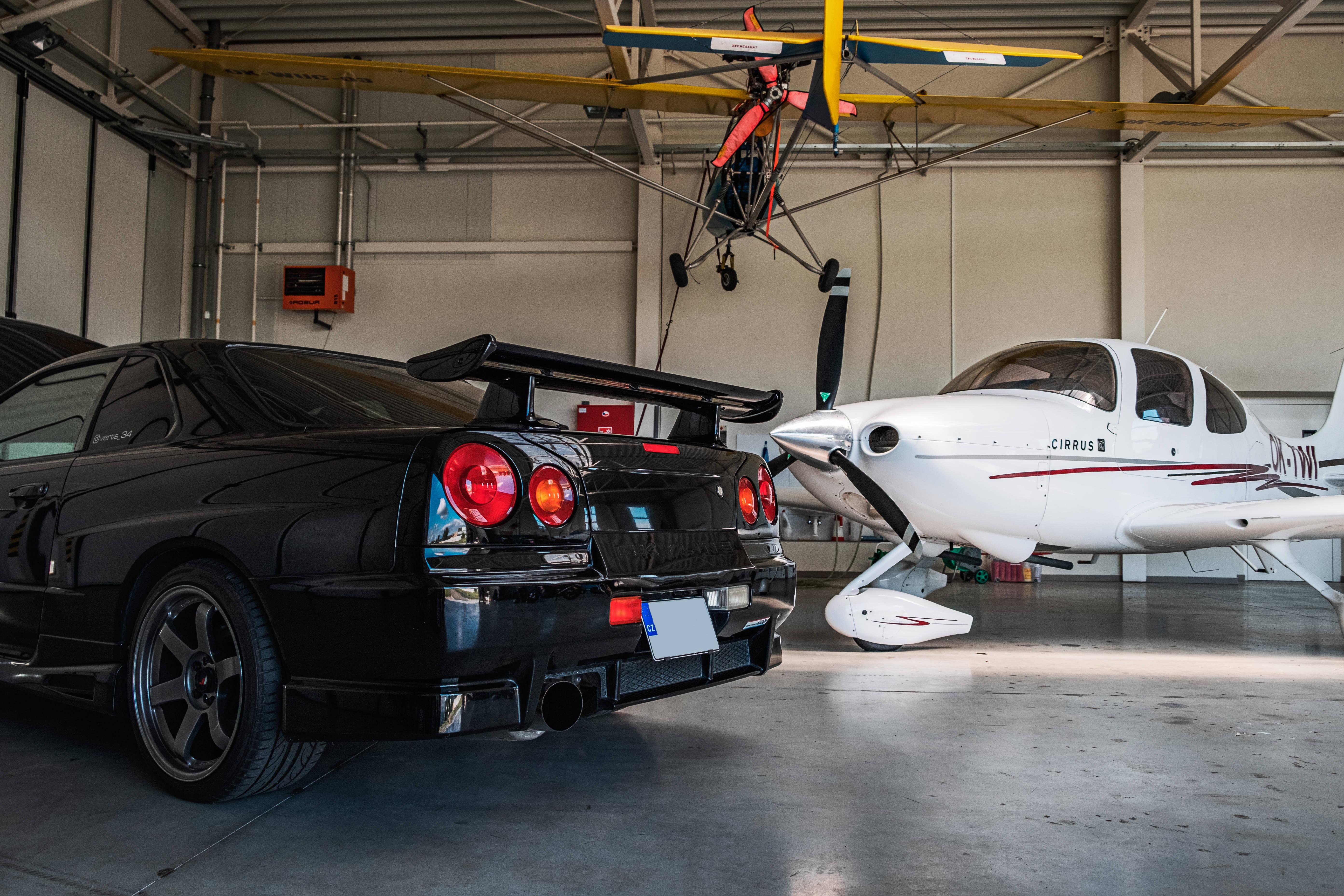Nissan Skyline GTR R34 på Hangar Bakgrunner