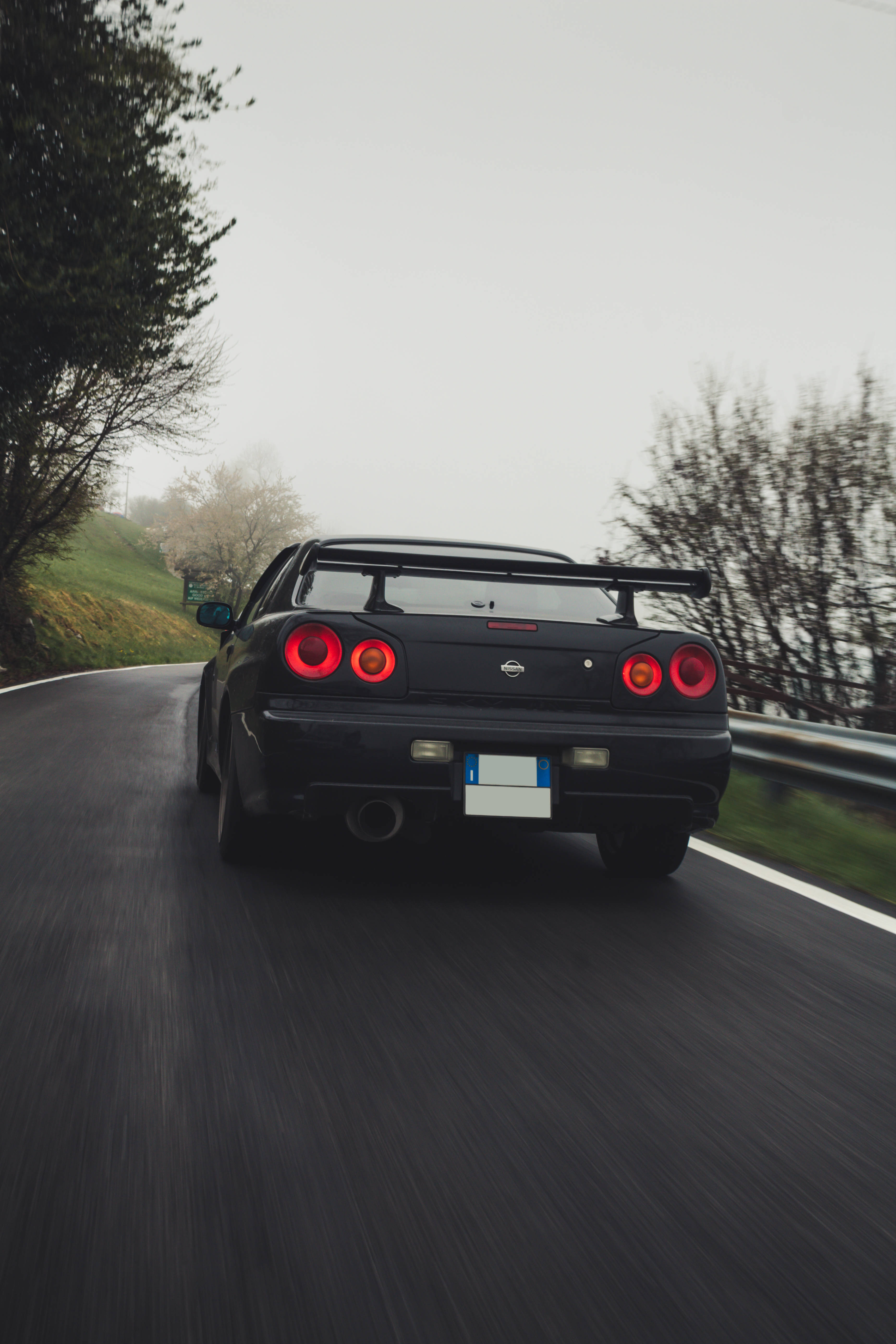 Nissan Skyline GTR R34 Tåkete Vei Bakgrunner