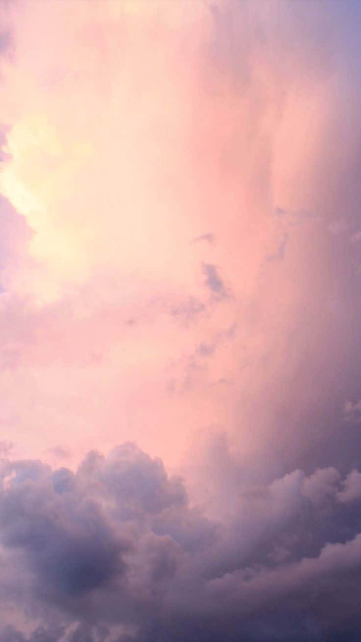 Nydelige gule estetiske skyer mot en rosa himmel. Bakgrunner