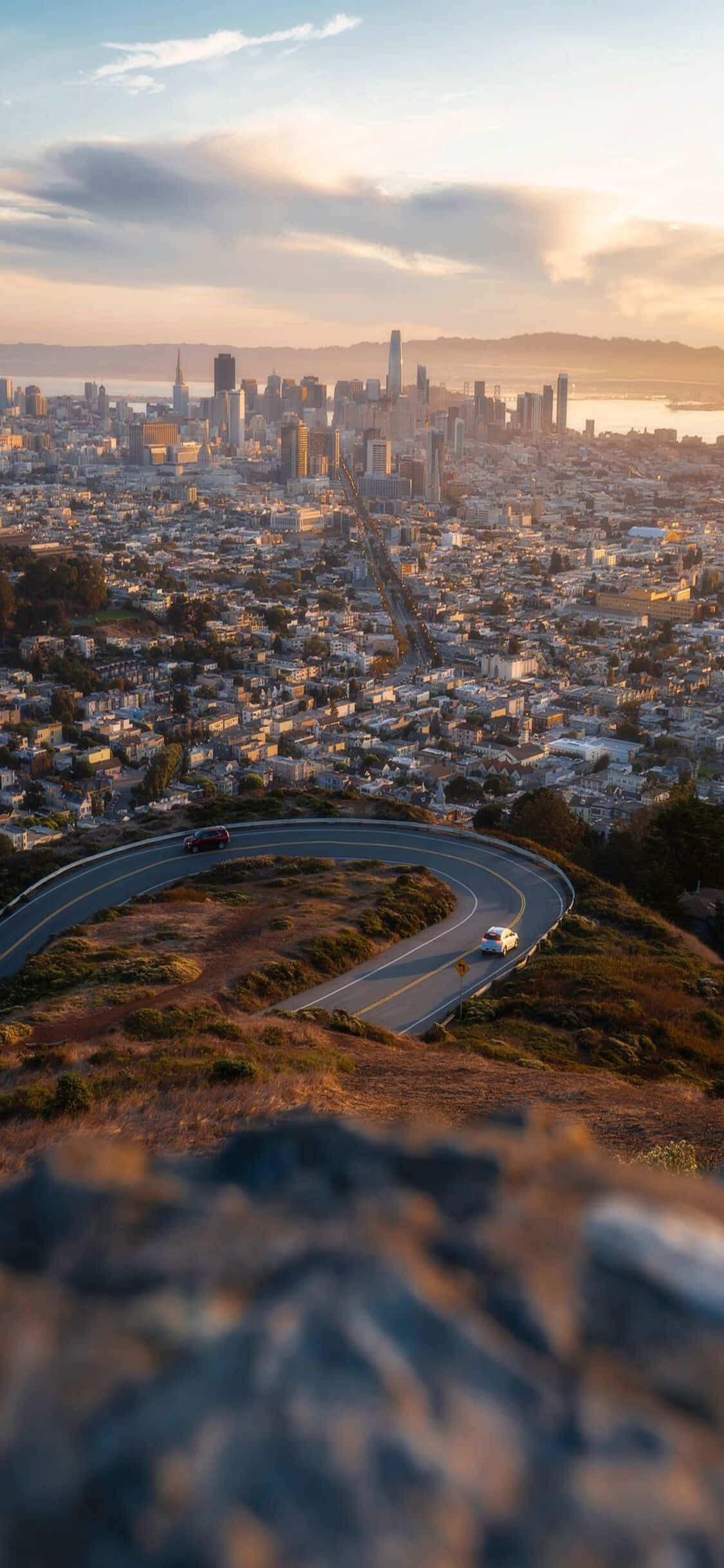 Nyt den fantastiske utsikten over Californias kyst mens du bruker din nye iPhone X Bakgrunner