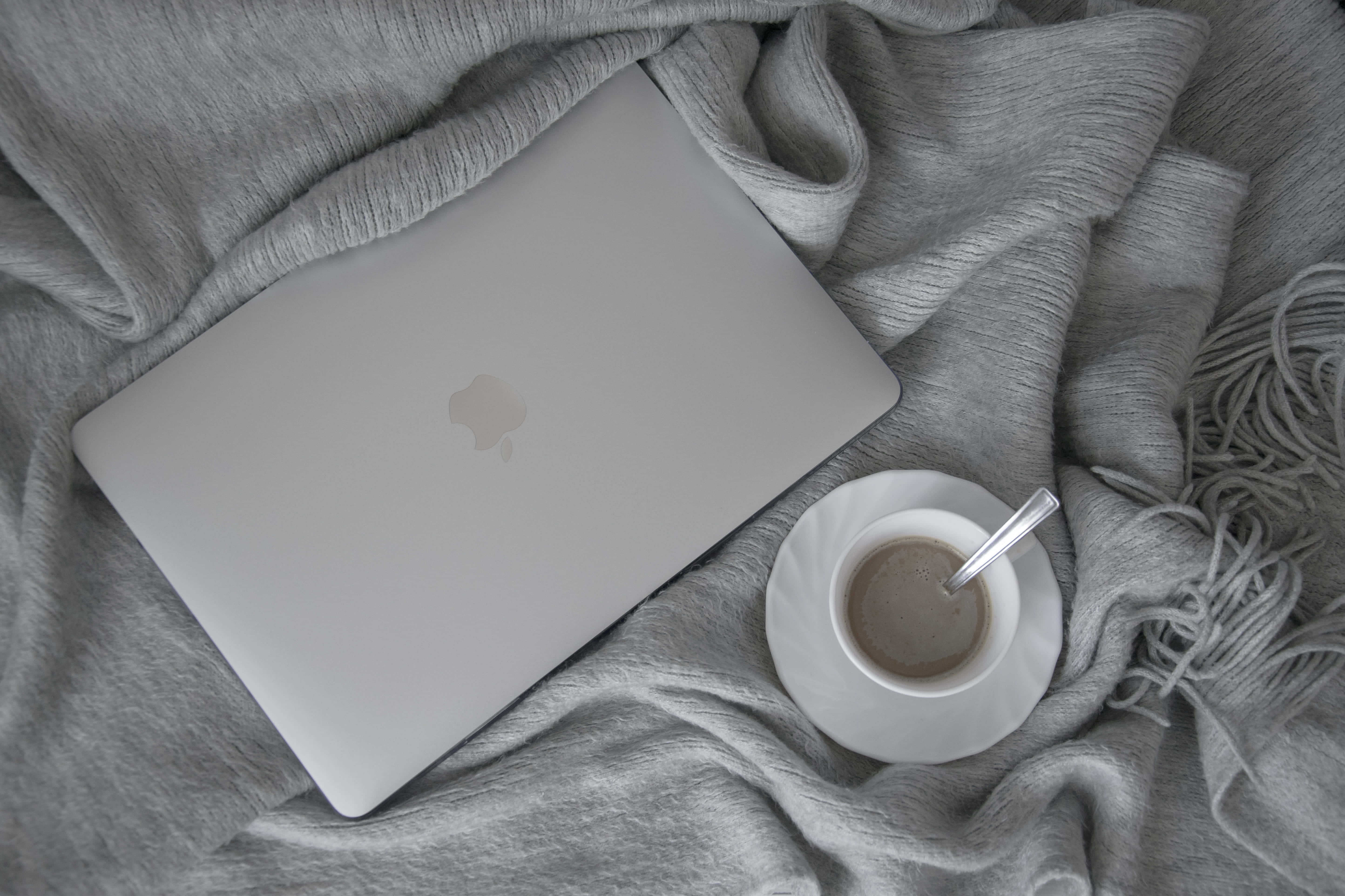 Nyt den vakre utsikten av en estetisk Macbook Bakgrunner