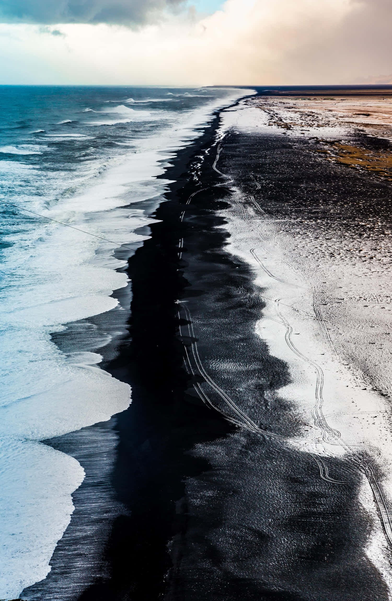 Nyt skjønnheten på den mørke sandstranden Bakgrunner
