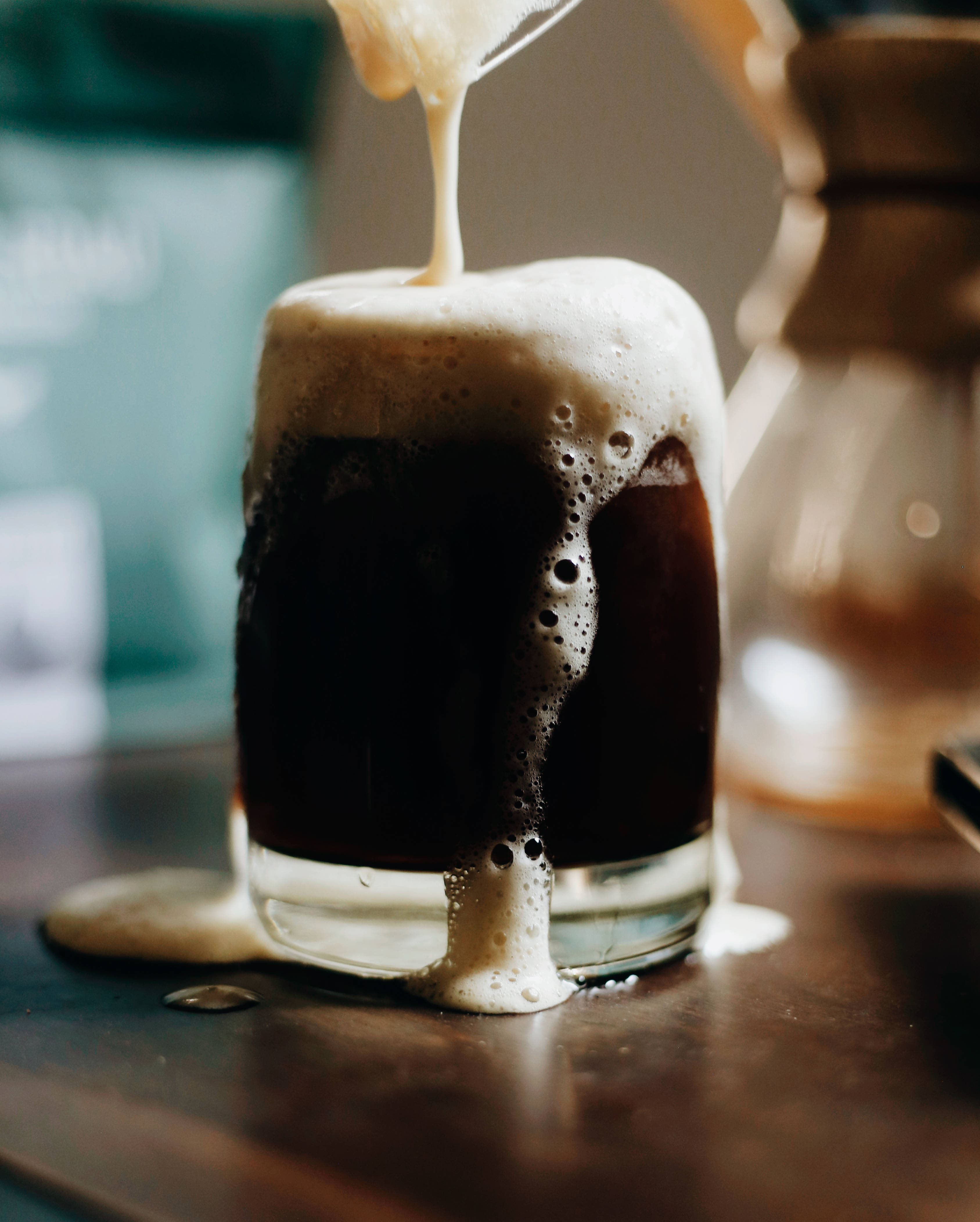 Nyter en frisk stout øl Bakgrunner