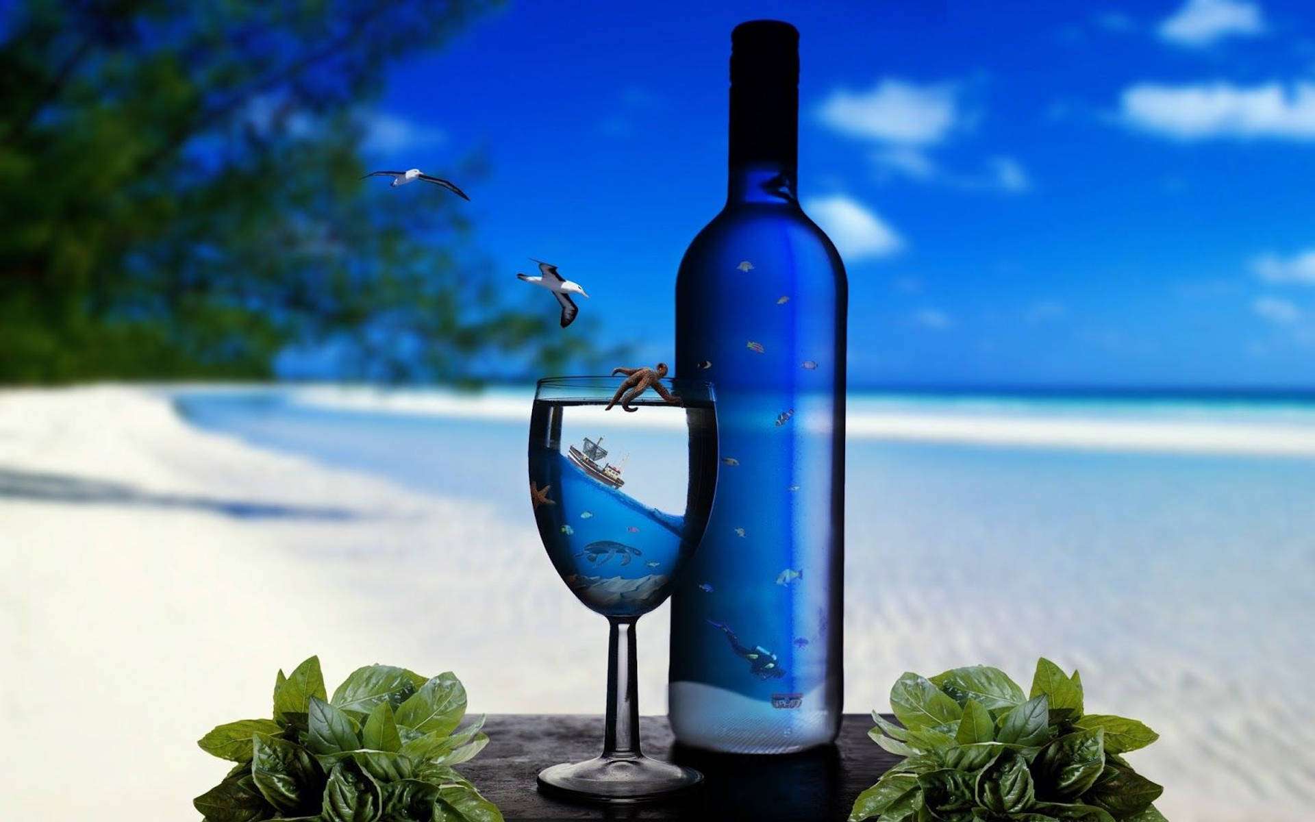 HD-bakgrunnsbilde av blått hav og drikke på stranden.