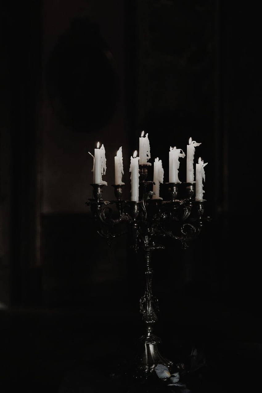 Omfavn din indre goth-glam med et edgy utseende og mørk tiltrekning. Bakgrunner