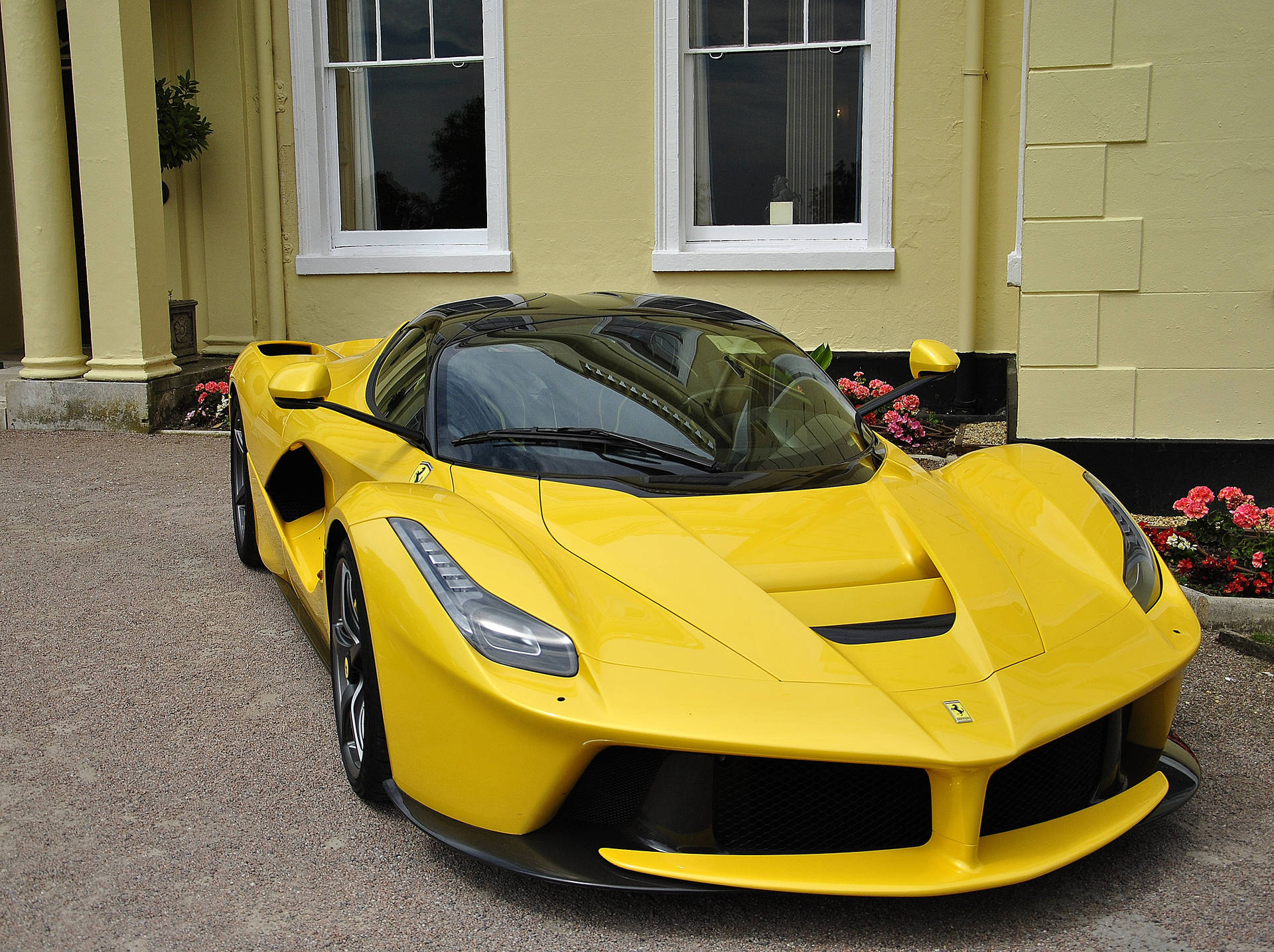 Parkert gul LaFerrari superbilmodell bakgrunn.