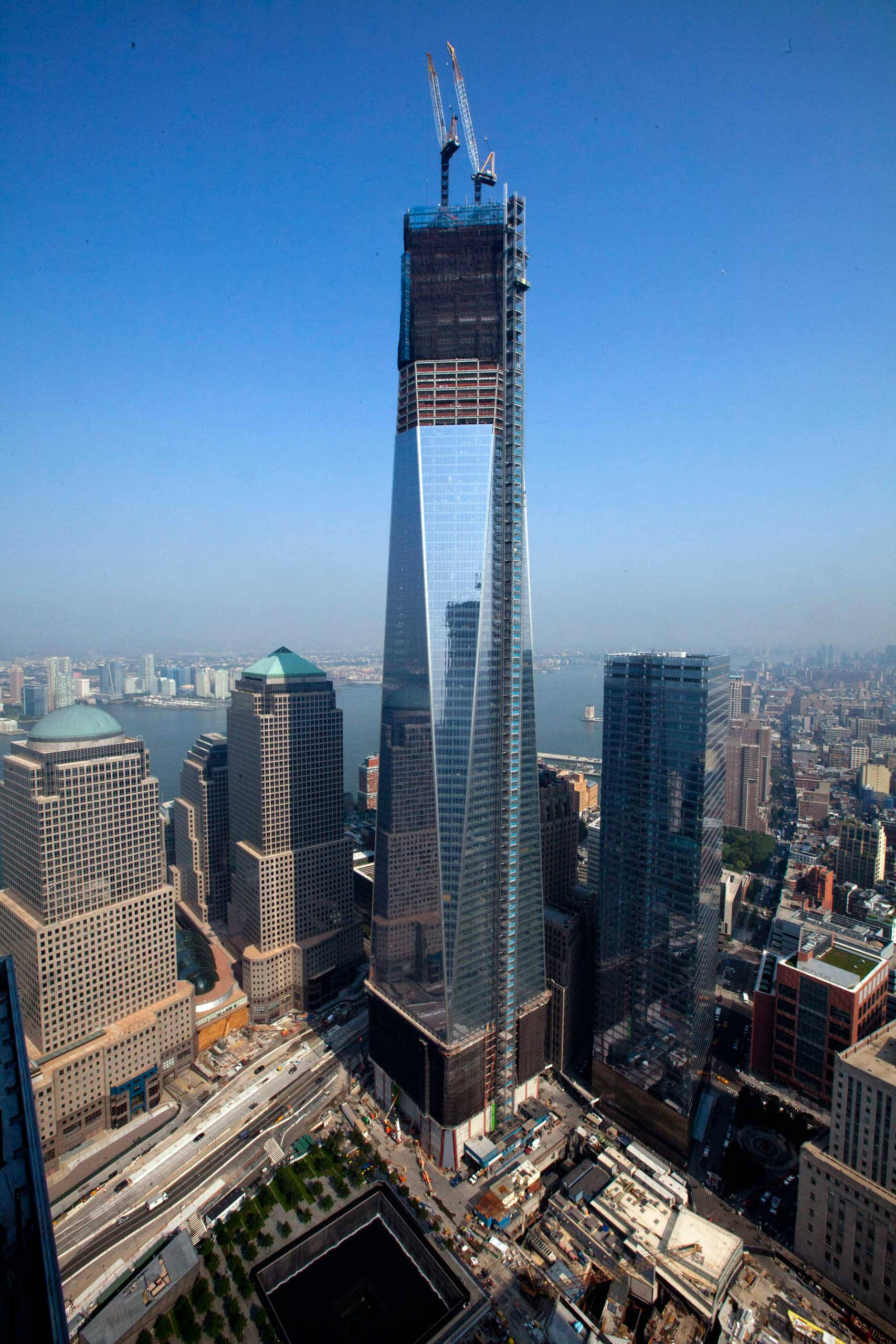 One World Trade Center med kraner Bakgrunner