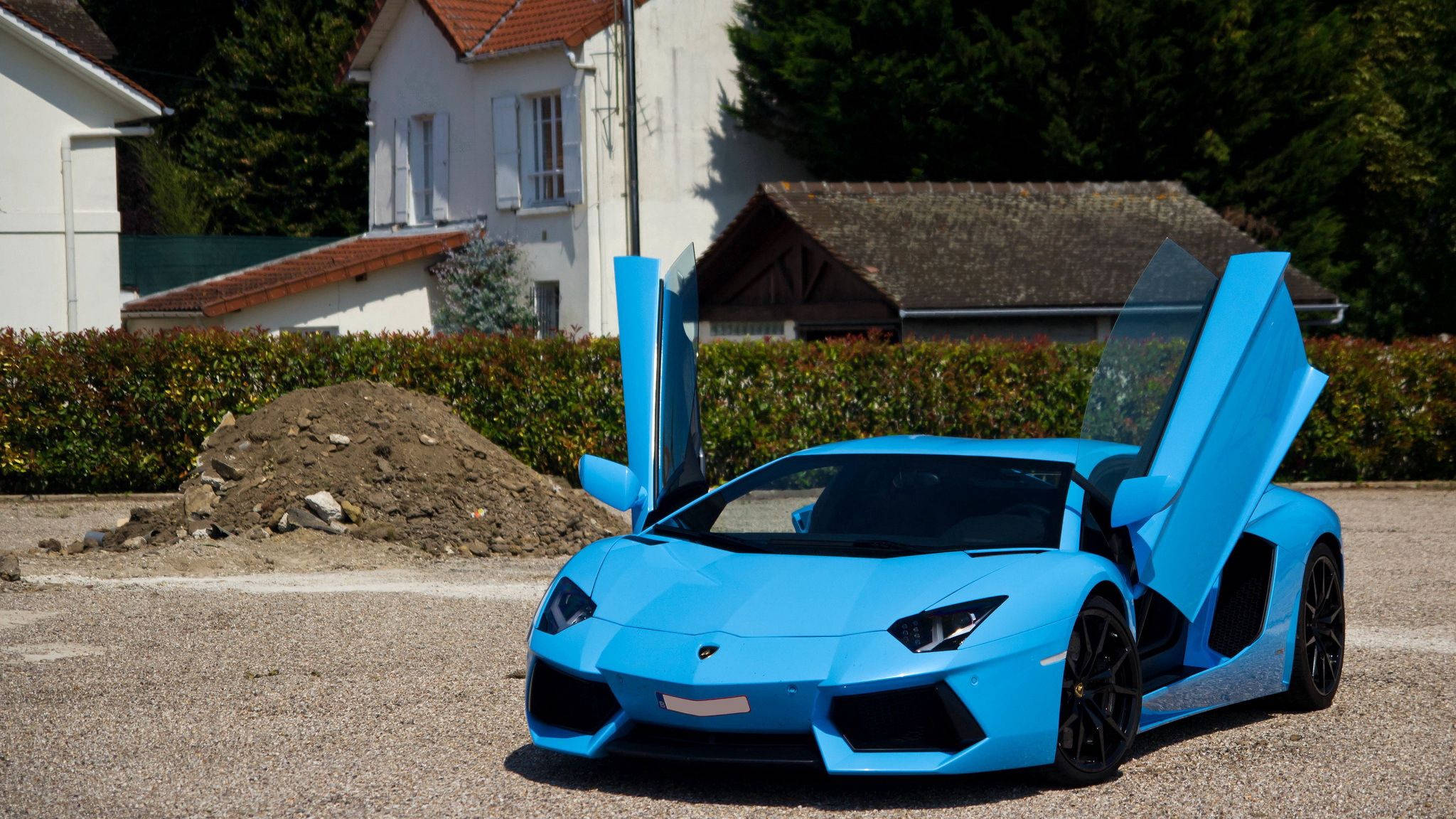 Opplev den ultimate spenningen ved å kjøre en himmelblå Lamborghini Aventador Bakgrunner
