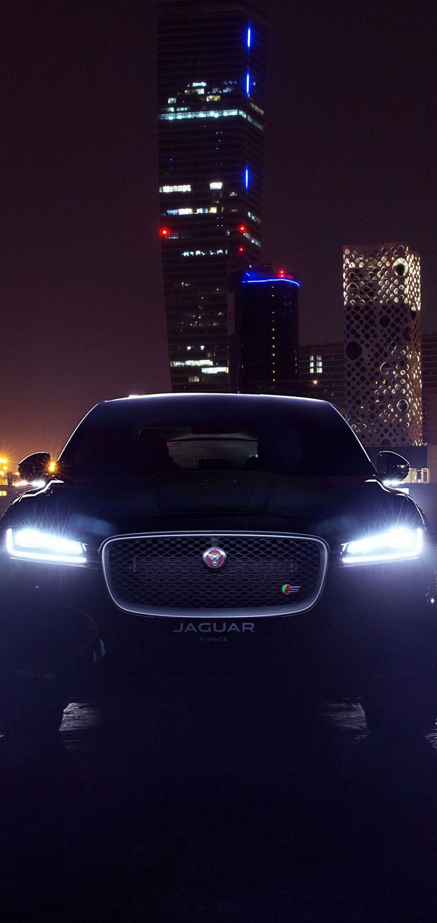 Opplev kraften og elegansen til en Jaguar-bil om natten Bakgrunner