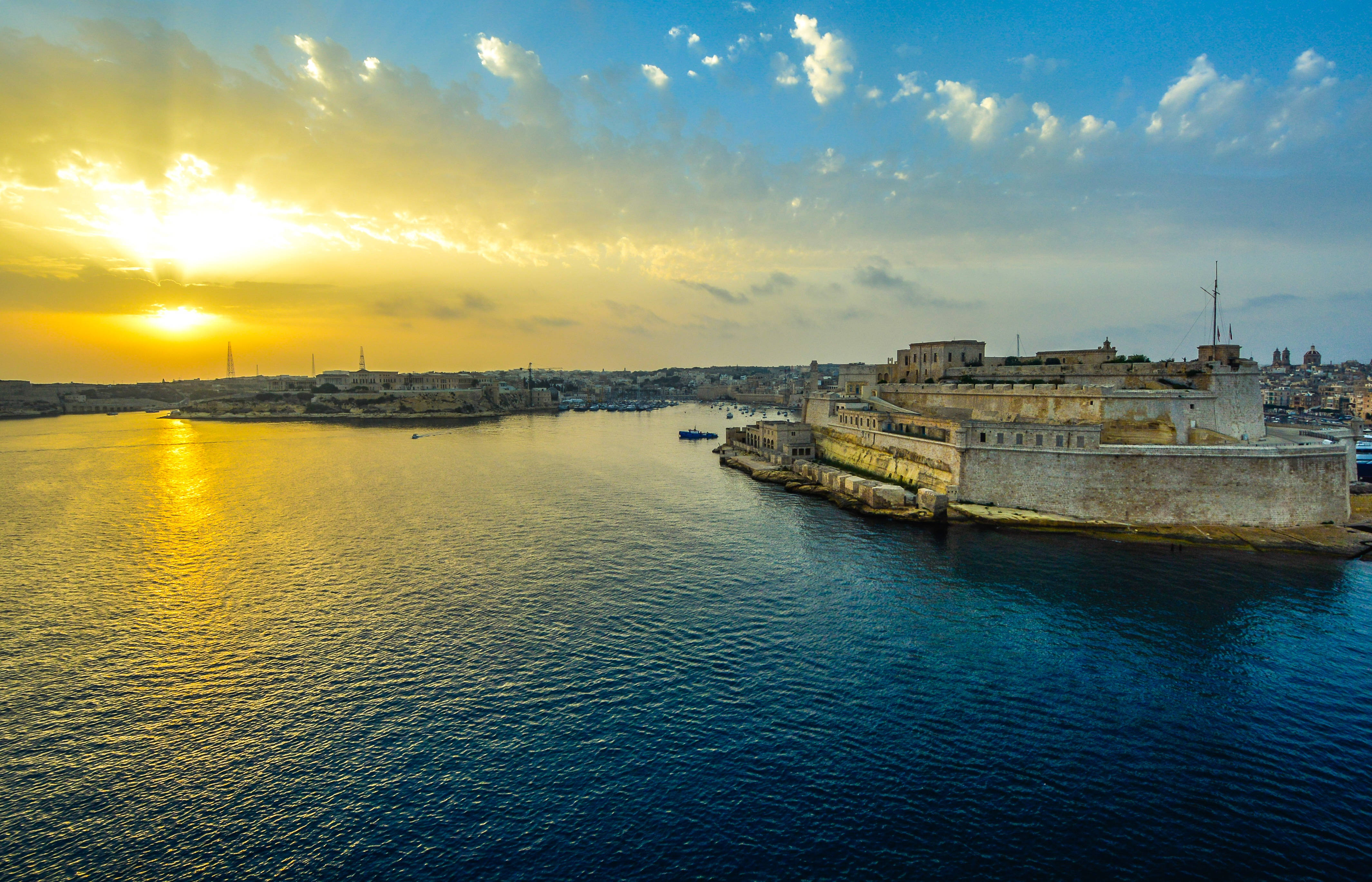 Opplev majesteten av en Grand Harbour Malta soloppgang Bakgrunner