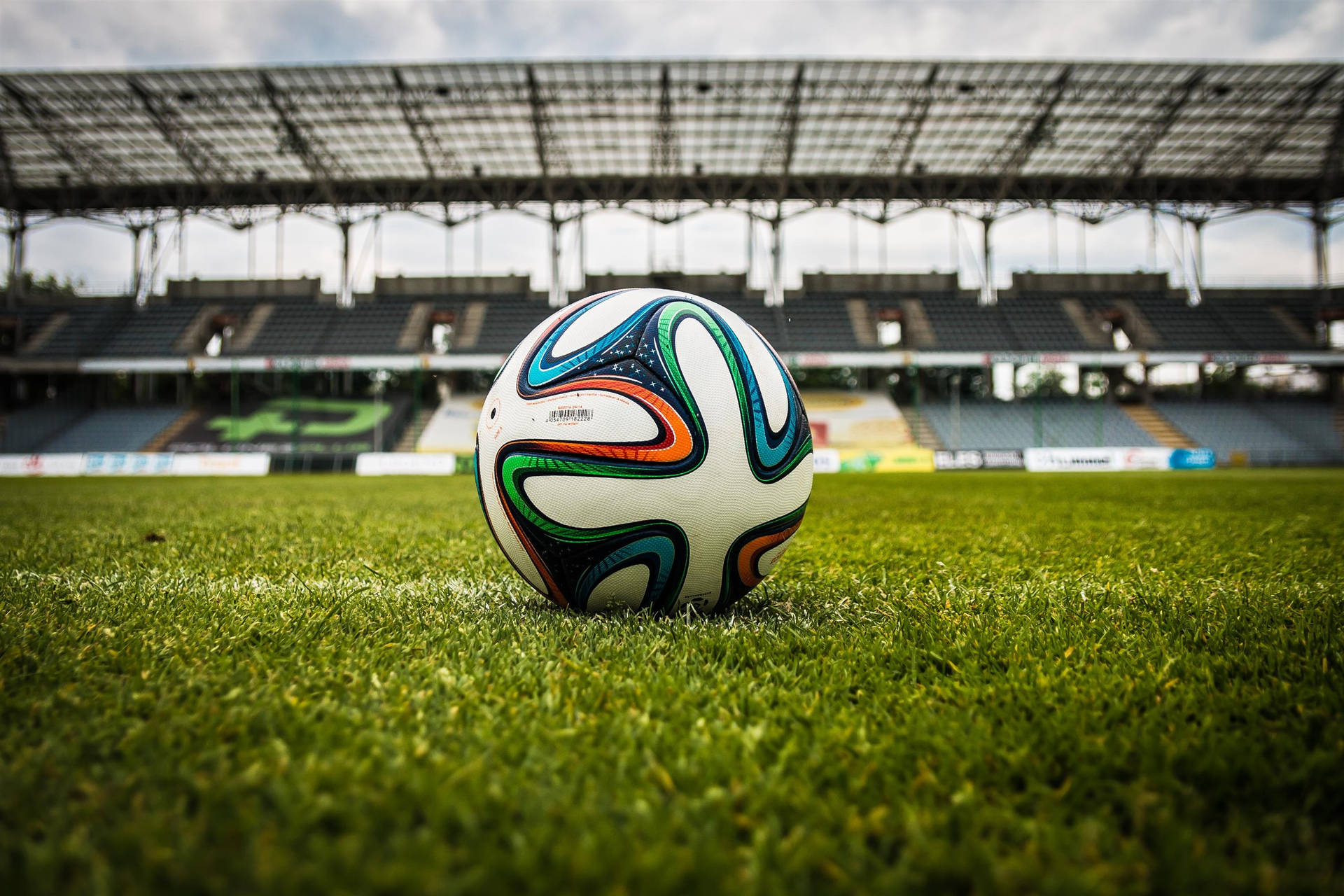 Fotballstadion fotball grønt gress desktop bakgrunn.