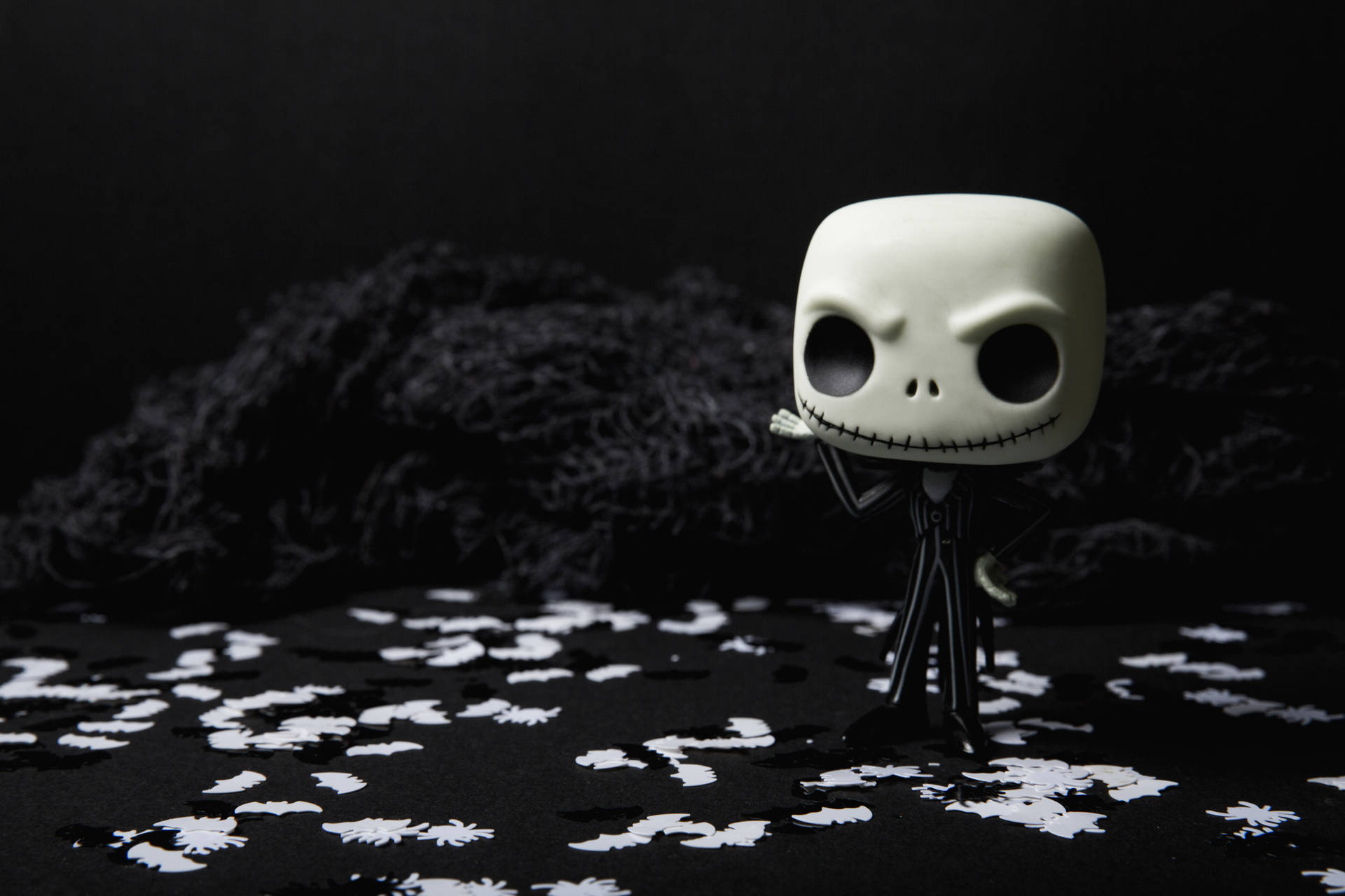 Bakgrunnsbilde fra The Nightmare Before Christmas med Jack Funko Pop-dukke.