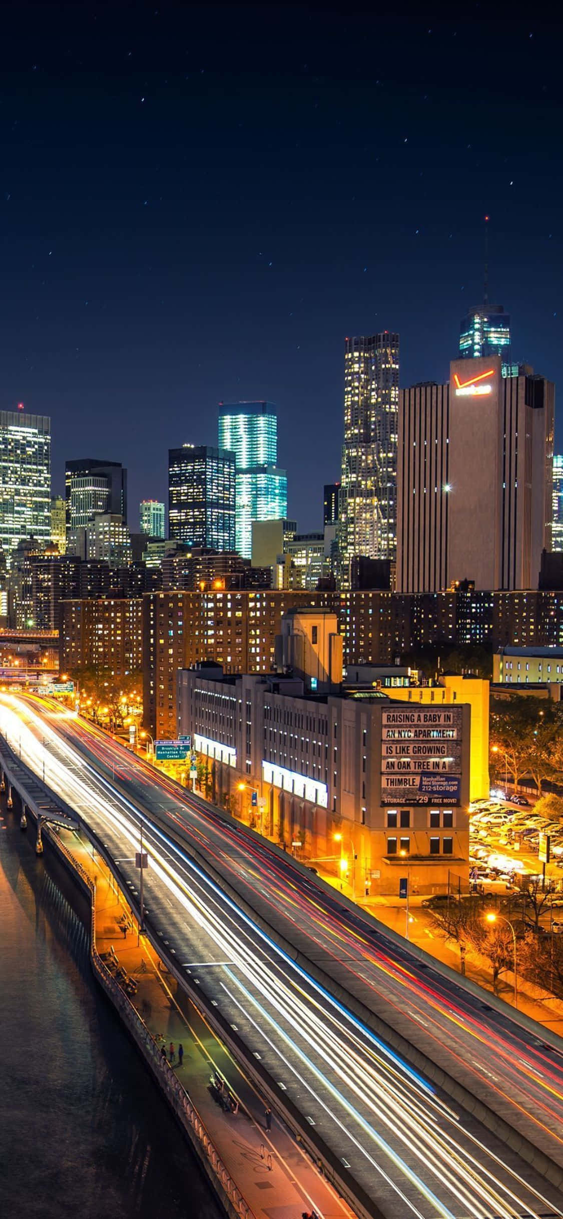 Opplys din iPhone Xs med neonlysene i New York City Bakgrunner