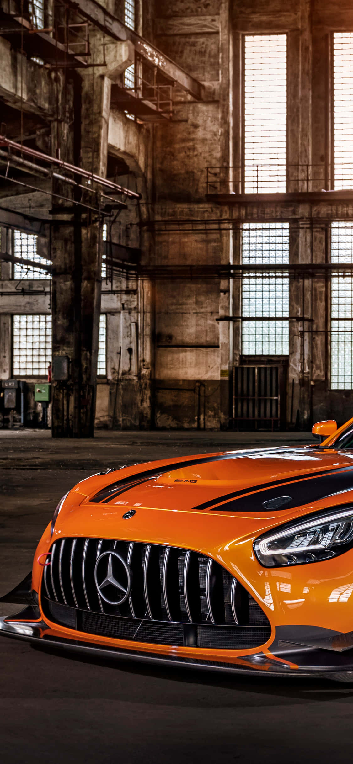 Oransje iPhone Xs Mercedes Amg Bakgrunn I Gammel Fabrikk Bakgrunner