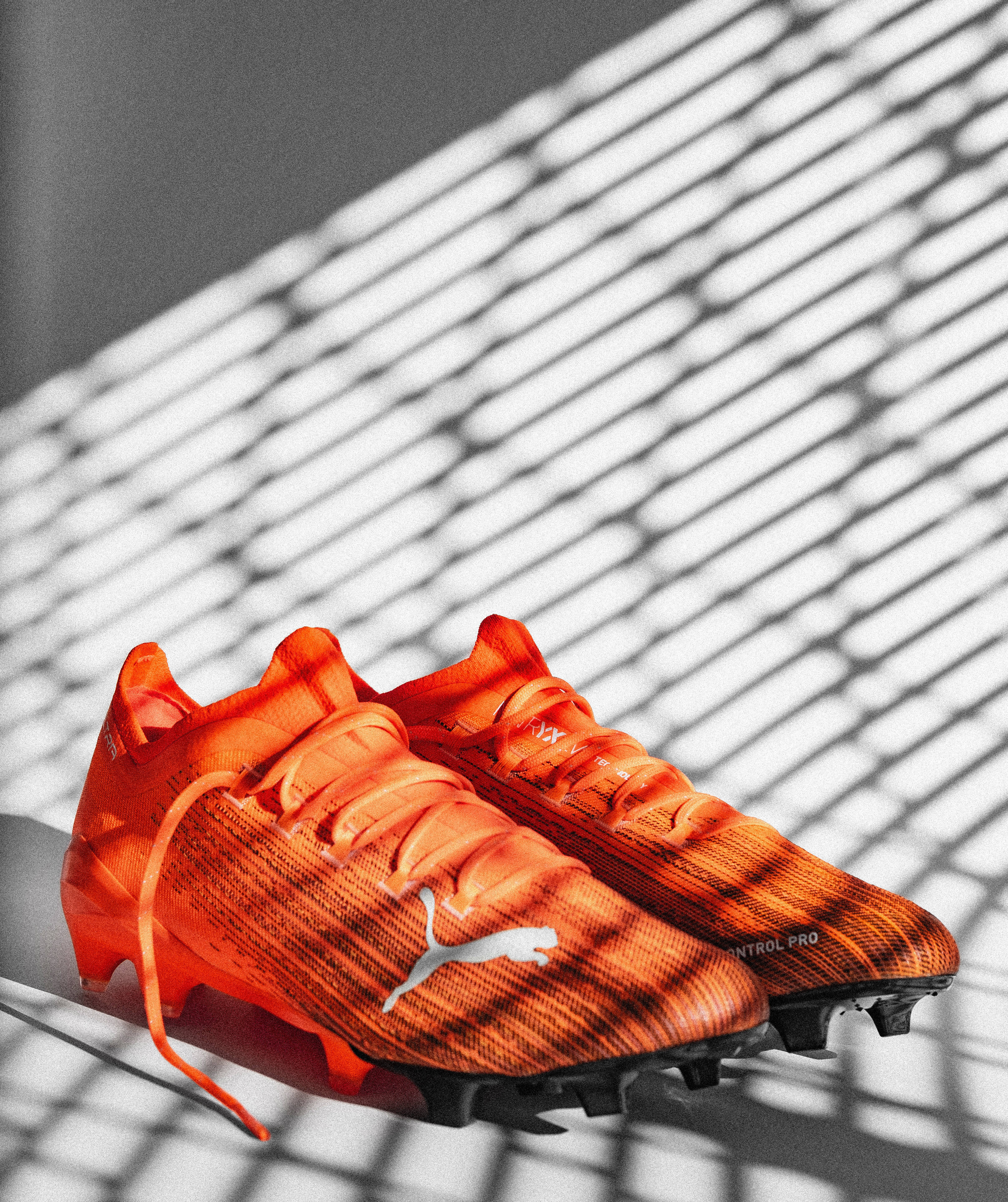 Oransje Puma Ultra 1.1 Bakgrunner