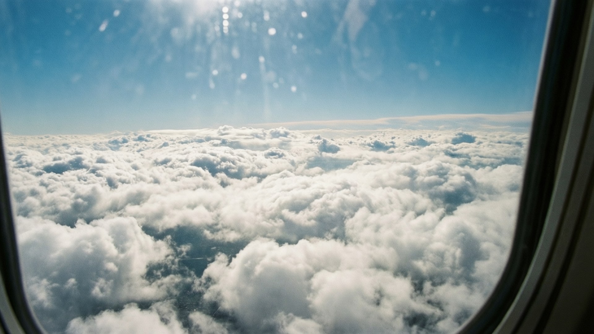 Over skyene Bakgrunner
