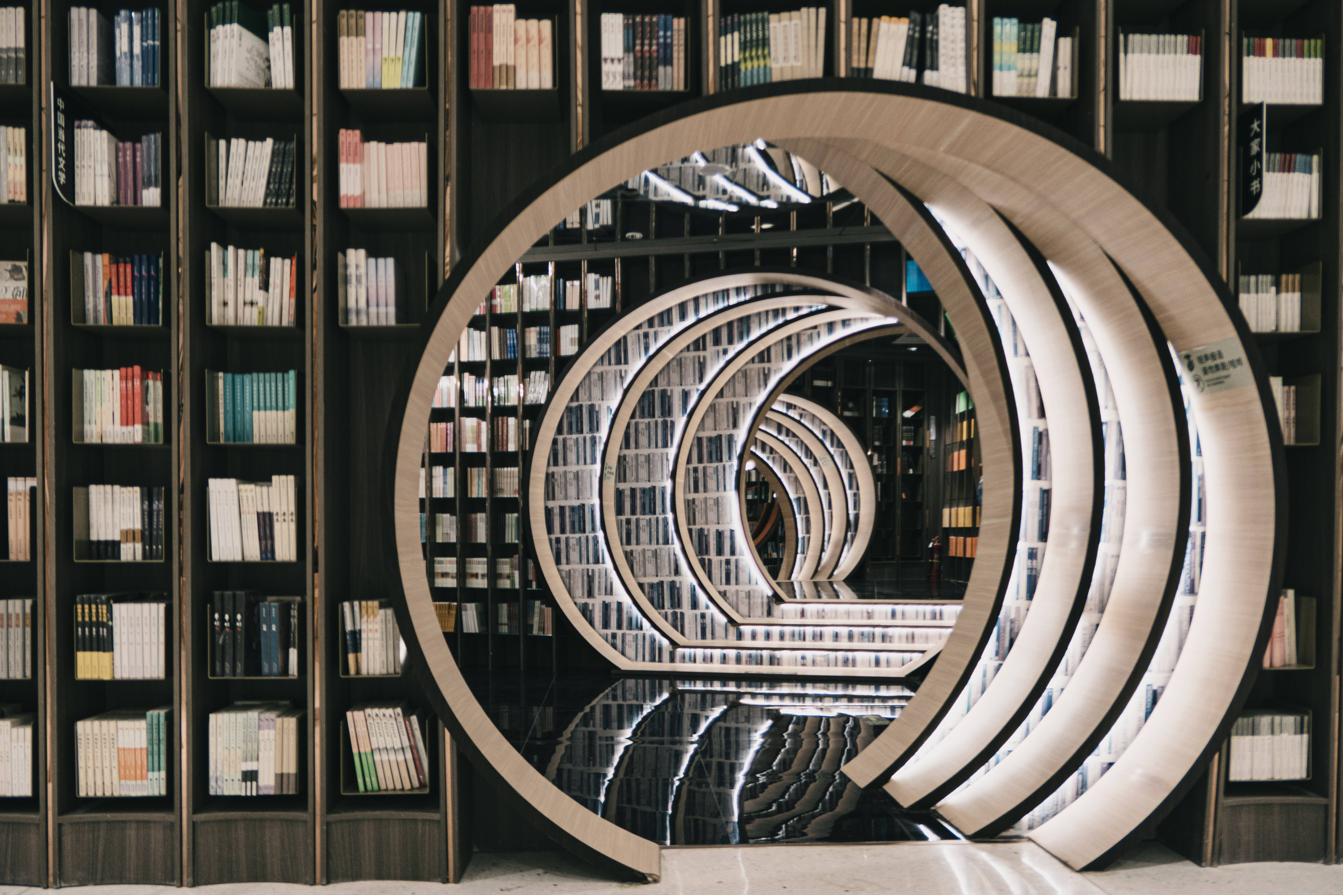 Panoramautsikt over rund bokhylle i bibliotek Bakgrunner