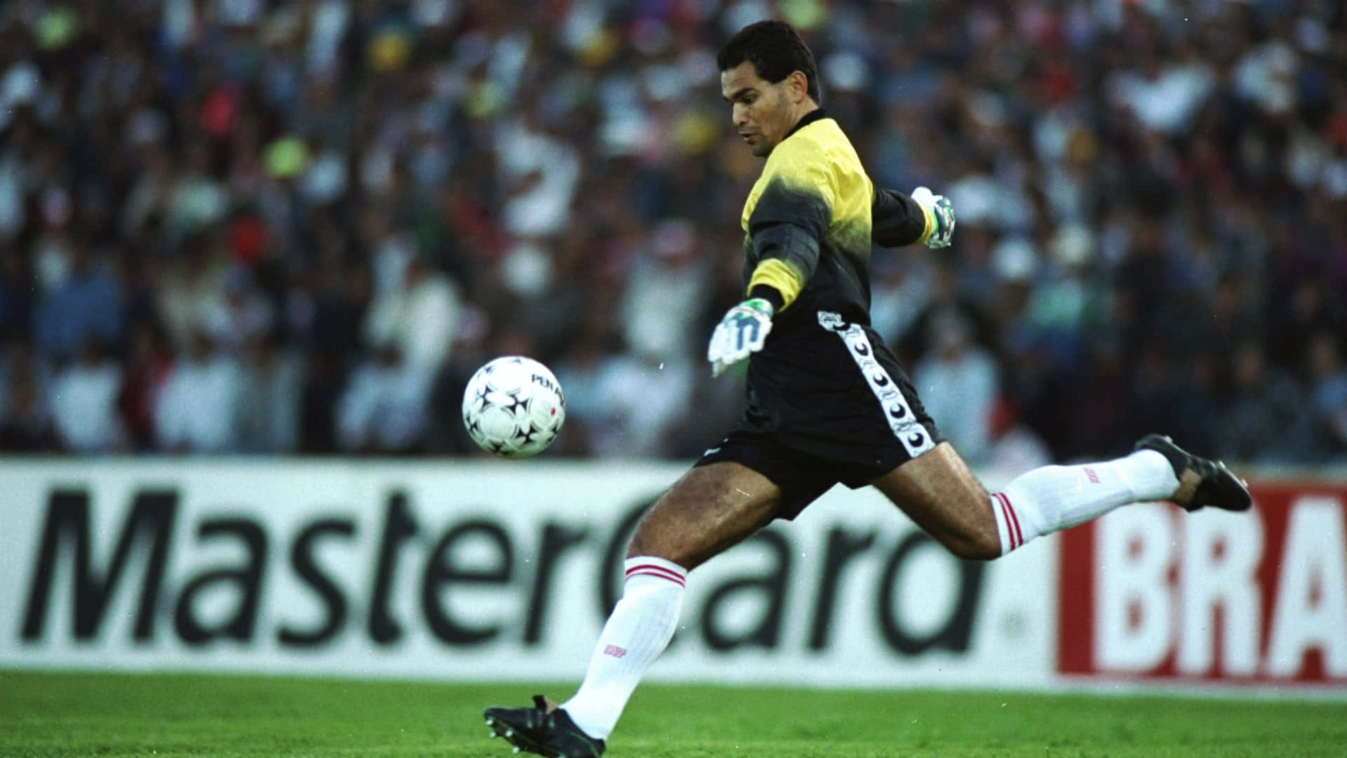 Paraguayansk fotballagkeeper Jose Luis Chilavert sparker en ball Bakgrunner
